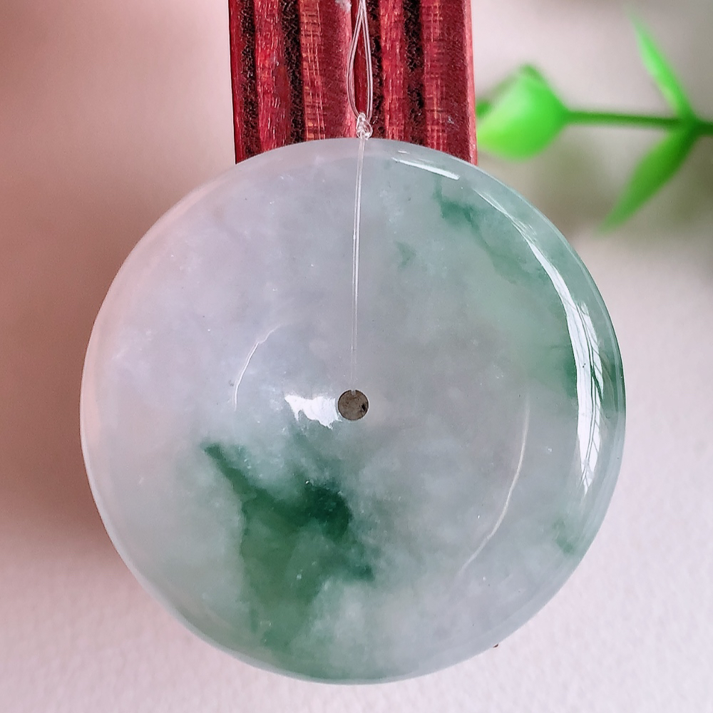 冰润飘花平安扣吊坠，厚装饱满，冰润剔透，细腻水足，种质润泽，飘花灵动，佩戴优雅大气，W49.13   尺寸：30-5.6mm