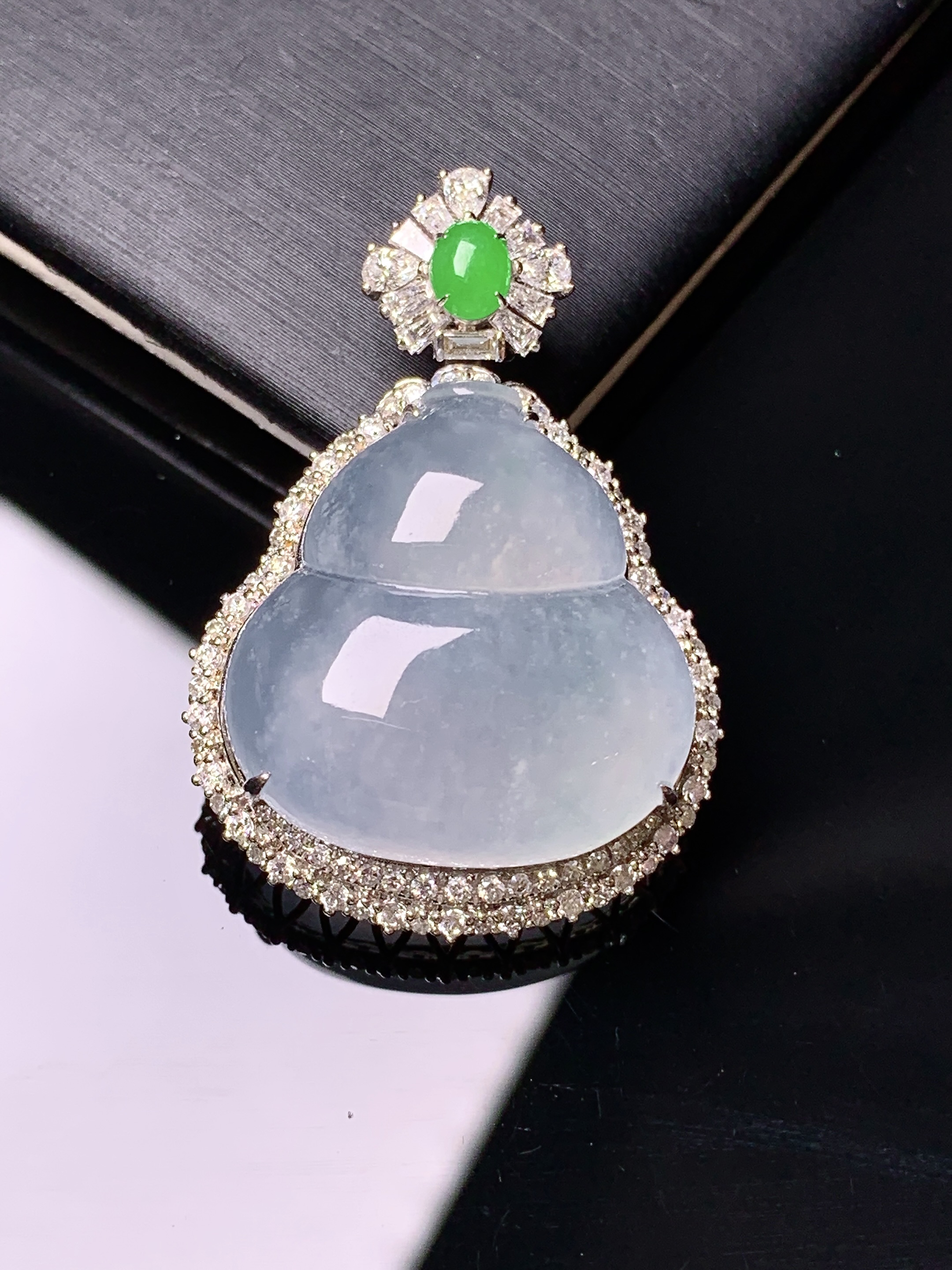 18k金钻镶嵌冰种葫芦吊坠 玉质细腻 水润亮眼 色泽艳丽 整体尺寸35.6*24.5*11k1