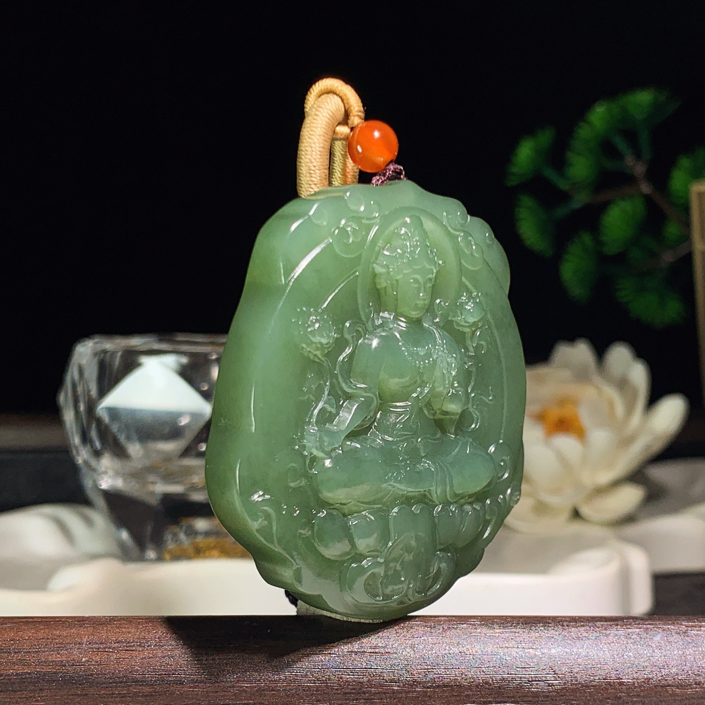 和田玉湖水绿度母菩萨挂件。尺寸53/48/11重61.5克  手推出油。玉质细腻油润。品相大气206