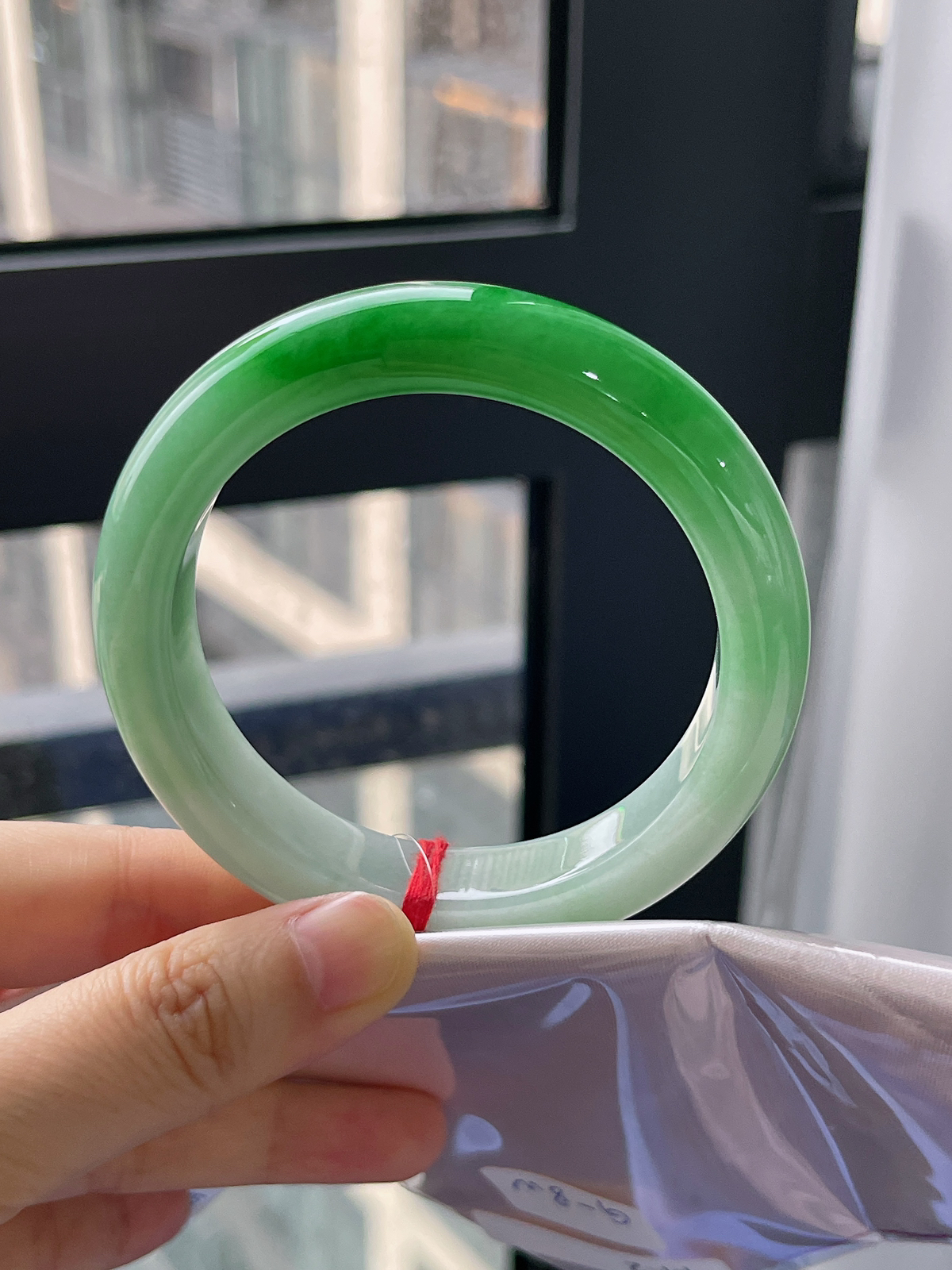 正圈56.2圈口，翡翠糯化种飘绿手镯