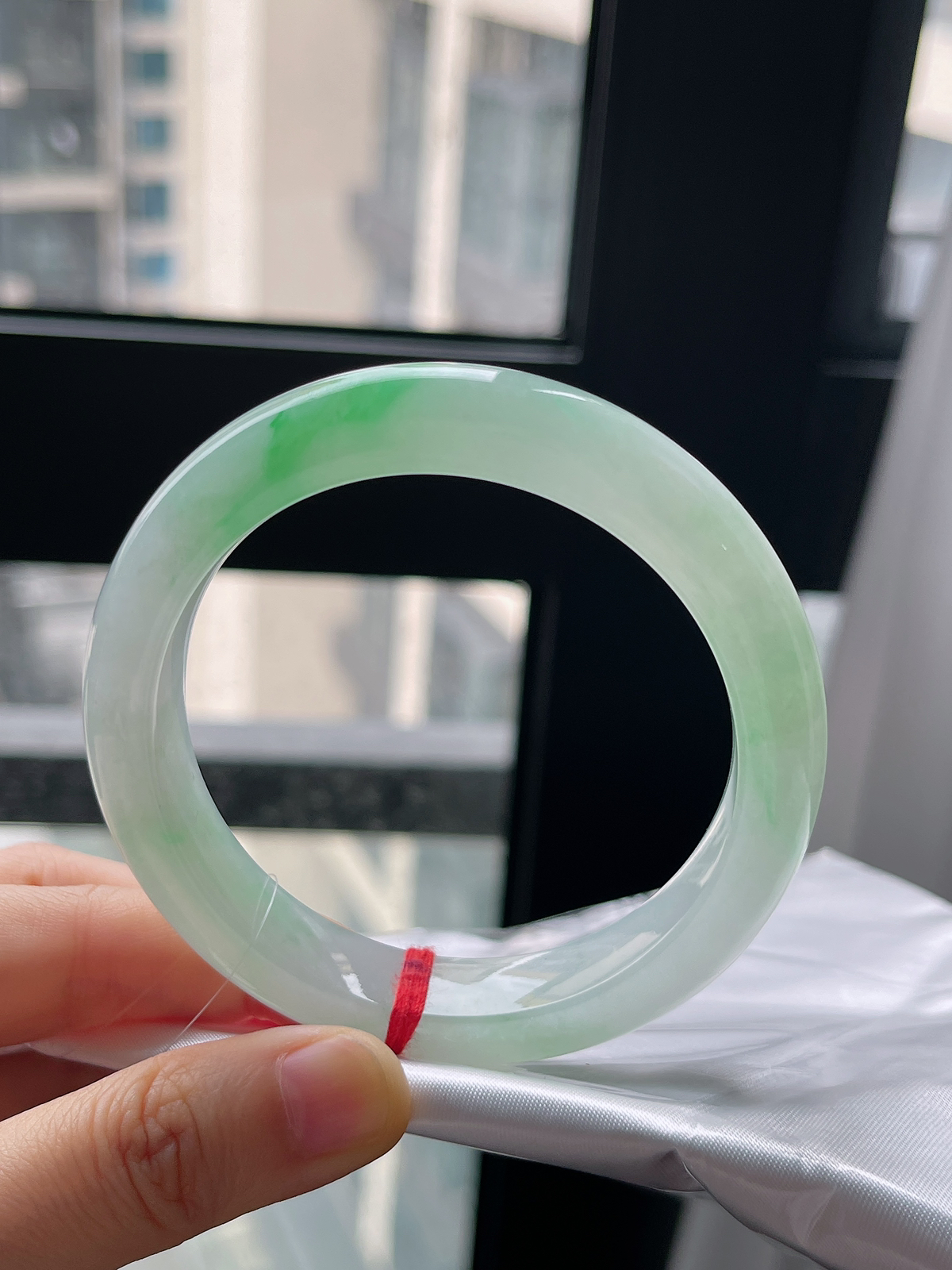 正圈57.3圈口，翡翠冰糯种飘绿手镯