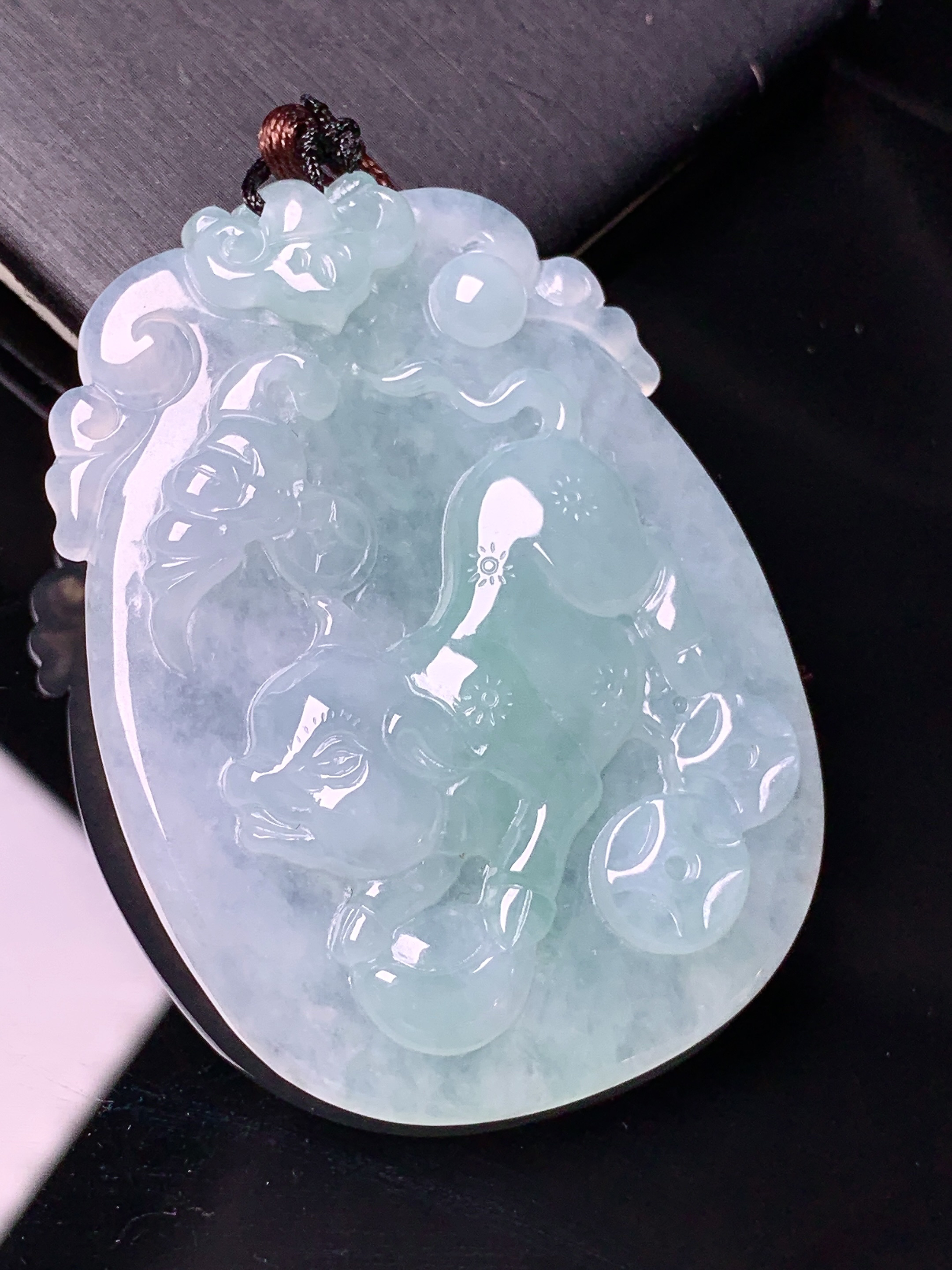 冰种飘绿生肖猪吊坠 玉质细腻 水润亮眼 色泽艳丽 整体尺寸53*38.7*6b2