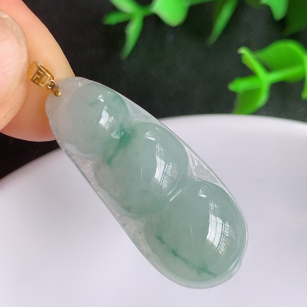 18k金扣冰润飘花福豆翡翠挂件，老种飘花  冰清玉洁  胶感十足  寓意“四季平安，福气满满”颜色鲜