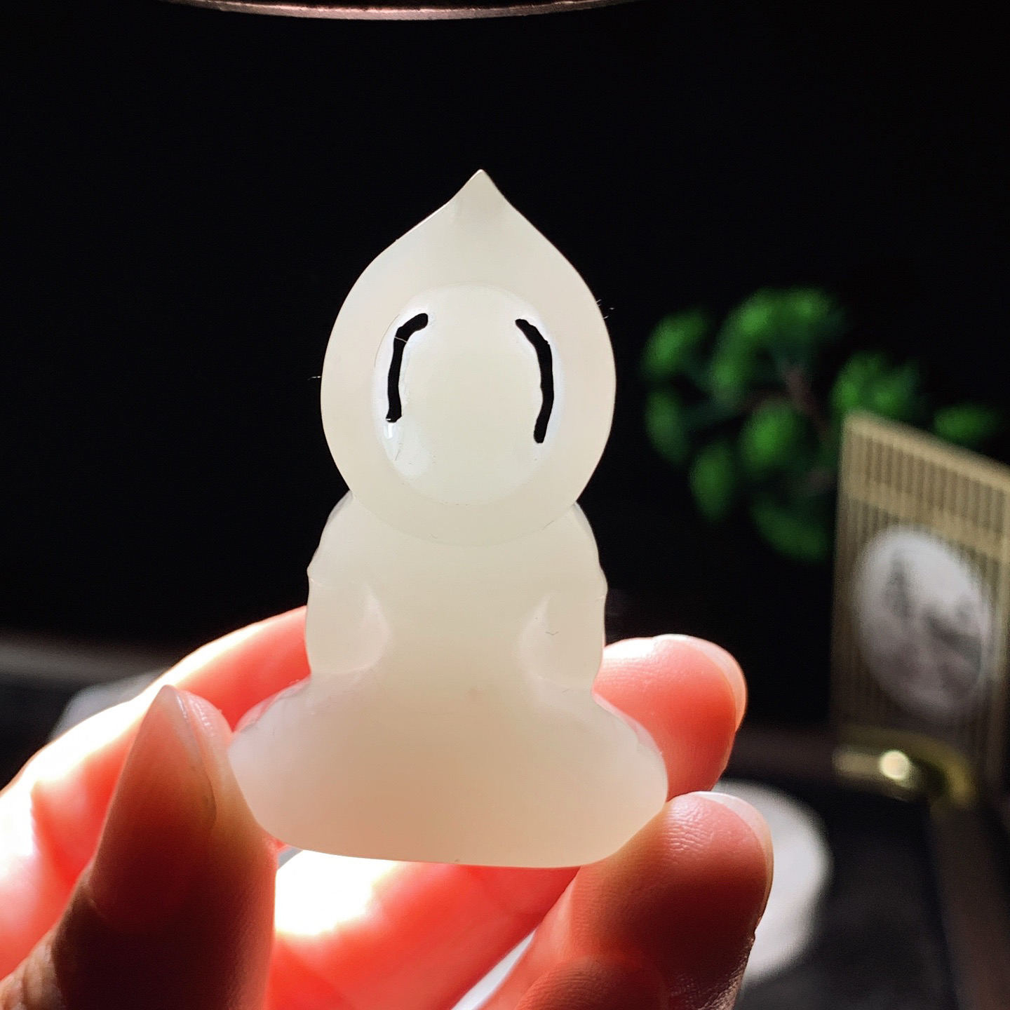 新疆和田玉坐观音挂件。尺寸45/30/12重21克。玉质细腻油润。手推出油。佩戴高端典雅。lt260413