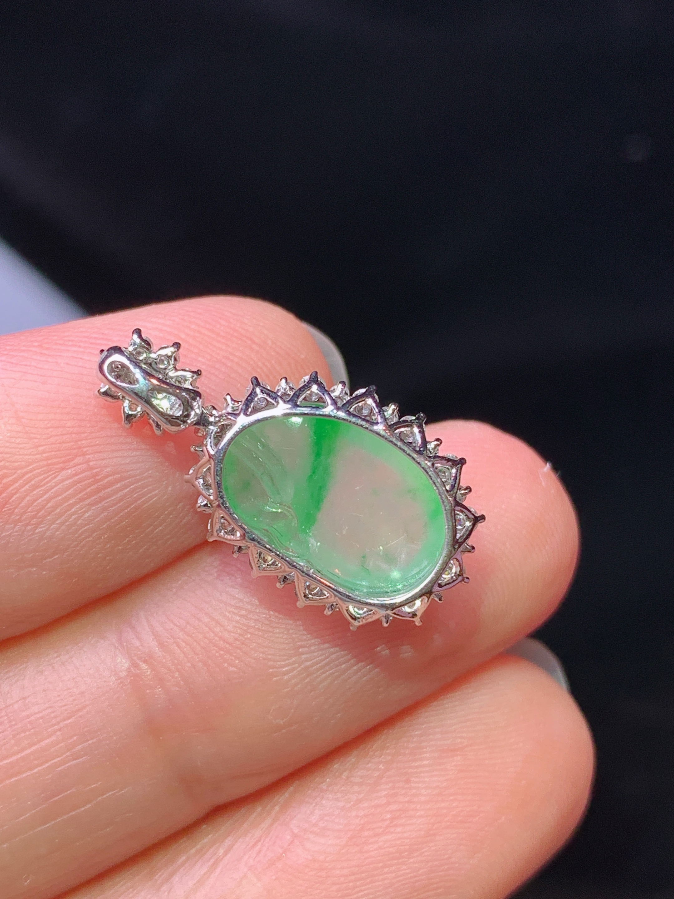 18k金钻镶嵌冰飘绿钱袋吊坠 玉质细腻 水润亮眼 色泽艳丽 整体尺寸20.8*11*7.5z1