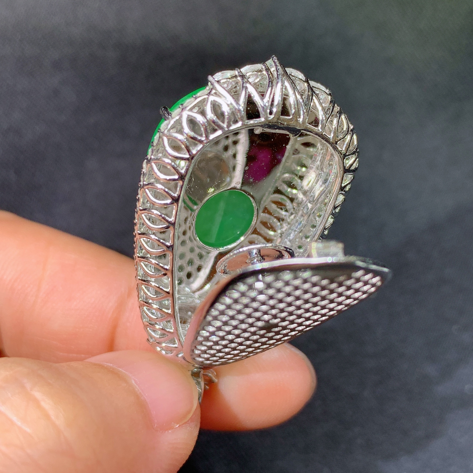 冰阳绿如意吊坠，18k金镶嵌，冰润色阳，玉质细腻，种水足，L6 尺寸41.6*21.1*9