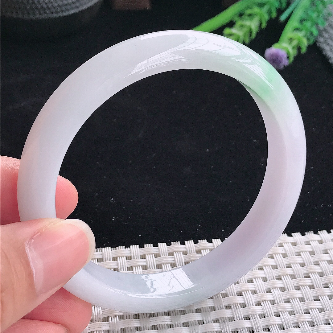 实拍A货翡翠59.8/11.7/8老坑秀气冰润飘绿手镯翡翠宽边玉镯平安镯美人镯