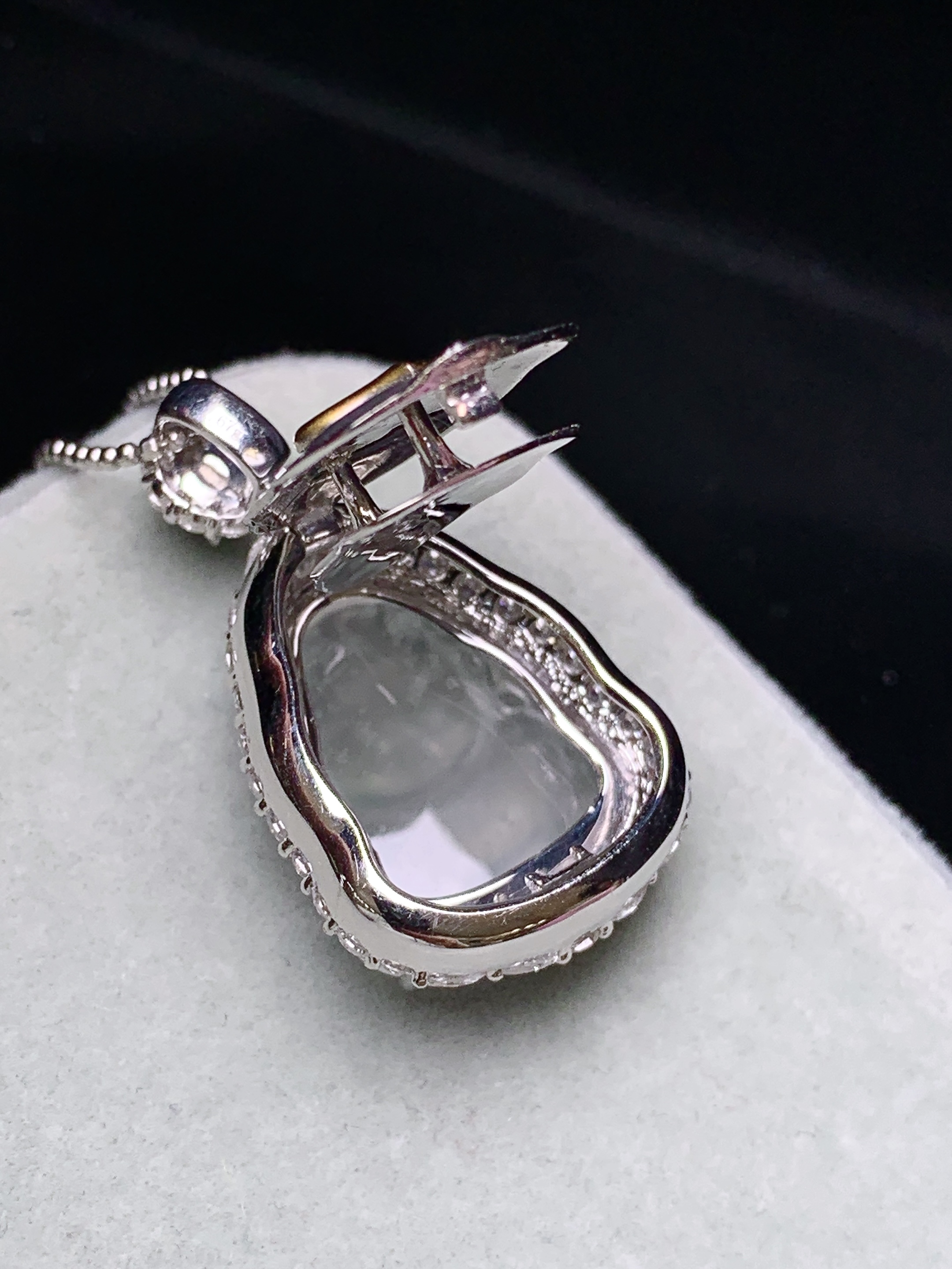 18k金钻镶嵌冰种宝宝佛公吊坠 玉质细腻 水润亮眼 色泽艳丽 整体尺寸28*16.8*9.8m5