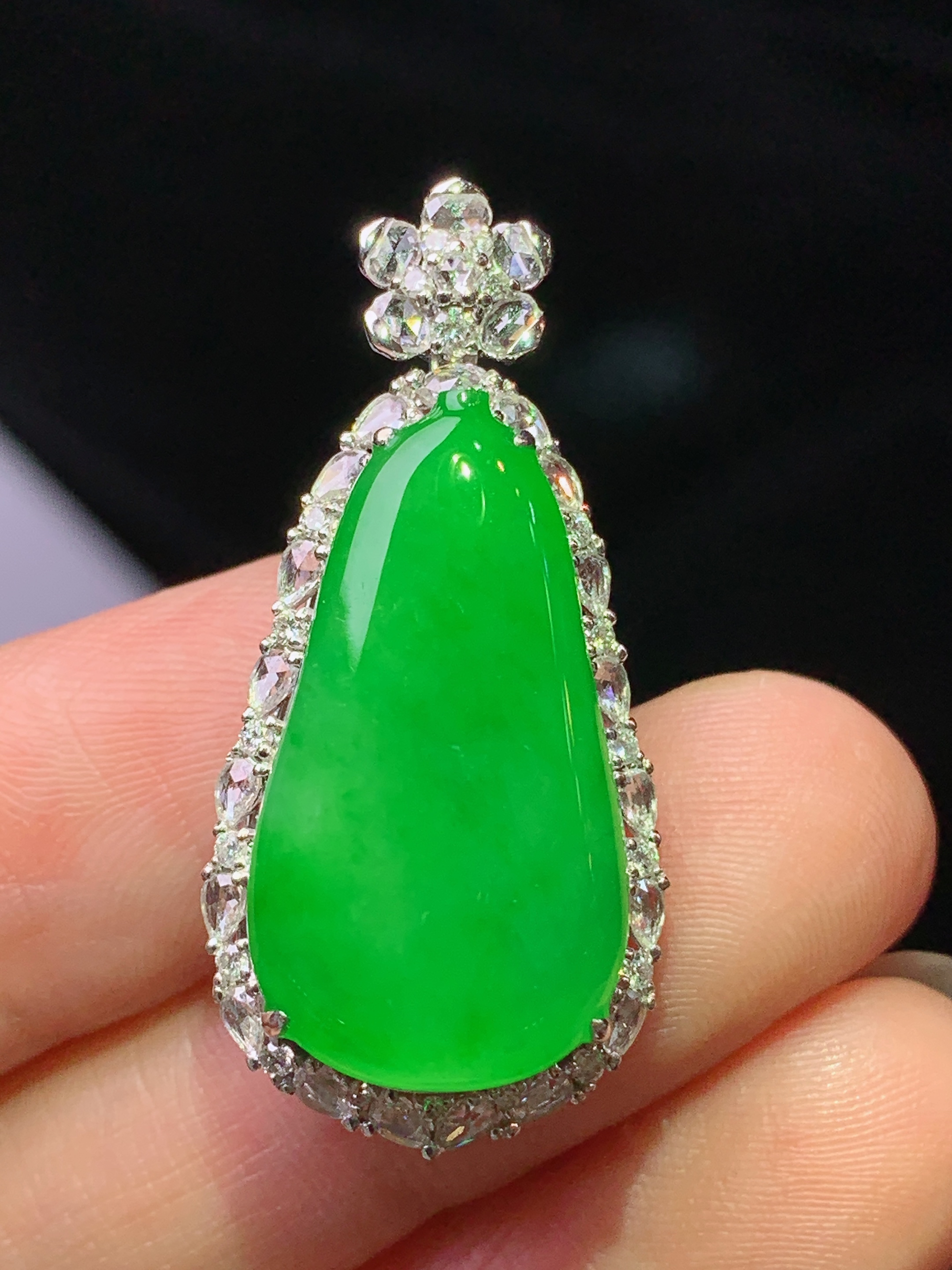 18k金钻镶嵌满绿福瓜吊坠 玉质细腻 水润亮眼 色泽艳丽 整体尺寸34*16*9.5g1