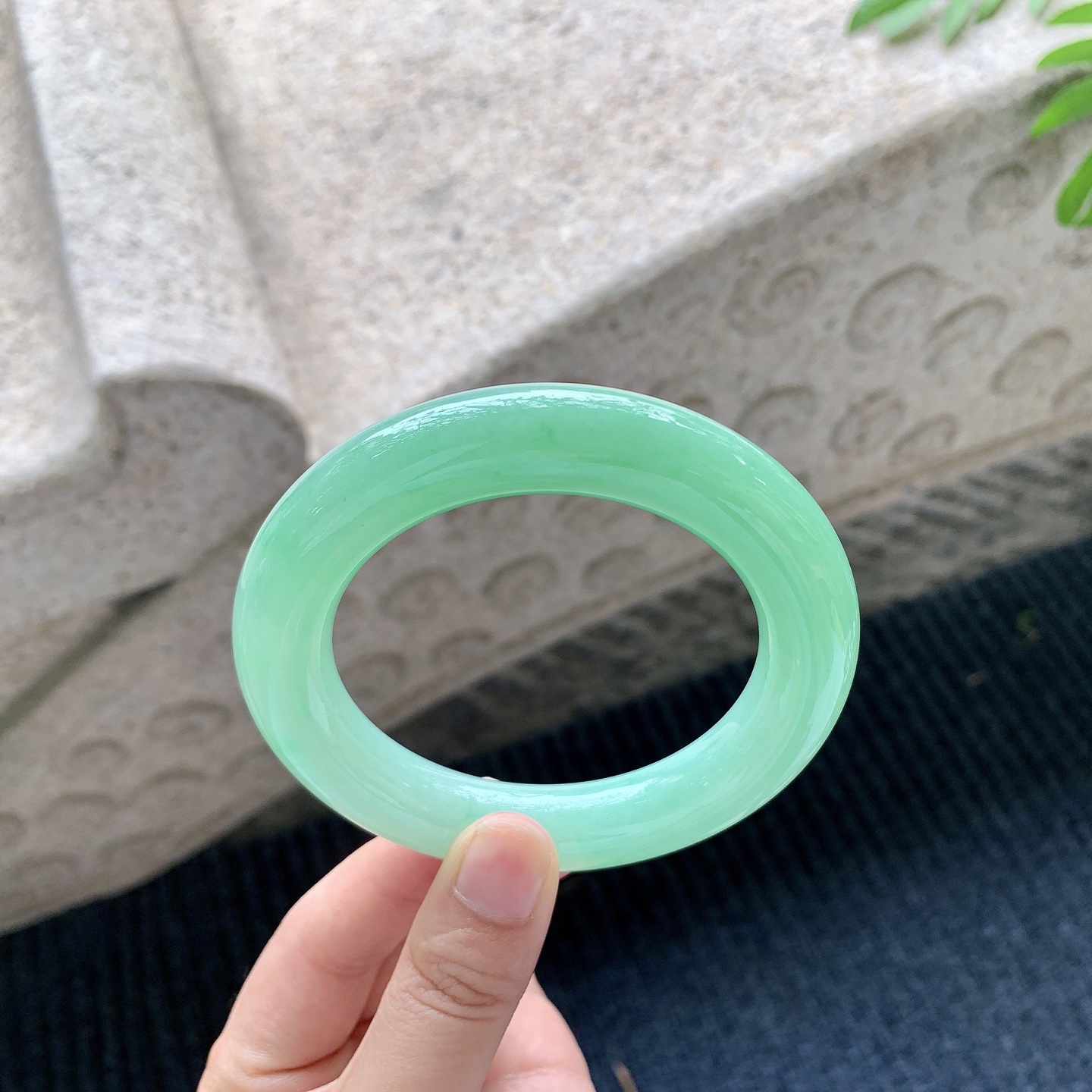 圆条58 59【圈口】58.4/12.8/12.8【编码】GH041543【描述】糯冰满绿，色匀，水润，种老，细腻，无裂纹