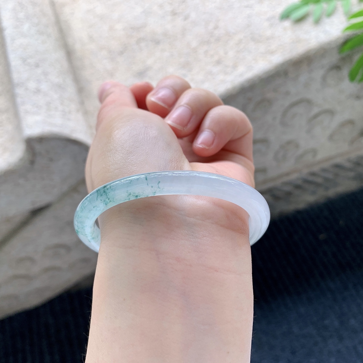 贵妃53 54【圈口】54.1/46.2/6/7【编码】T1041517【描述】冰糯飘花，清透，水润，种老，细腻，无裂