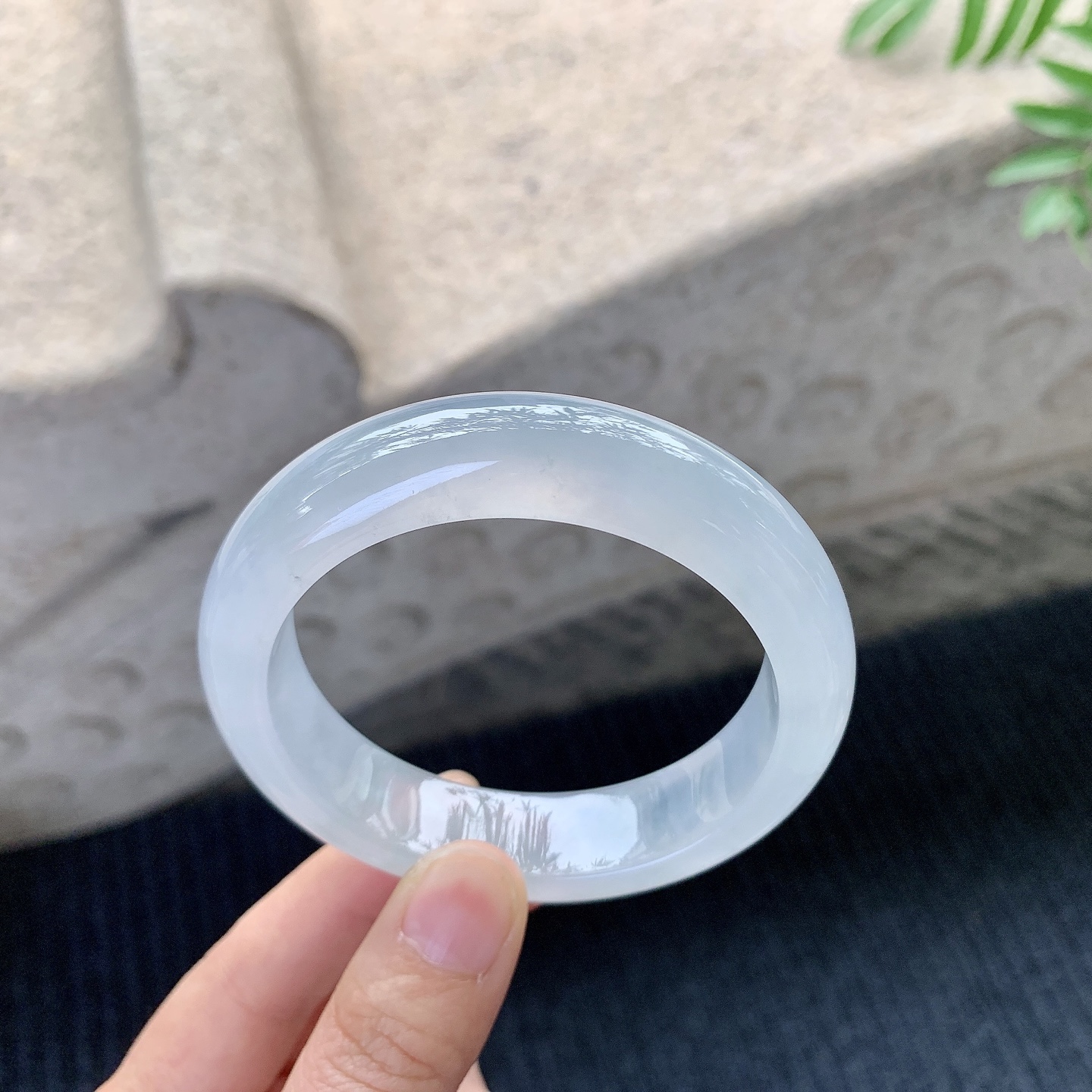 正圈55 56【圈口】56/14/9【编码】HT121411【描述】冰种，清透，水润，种老，细腻，打灯有絮线