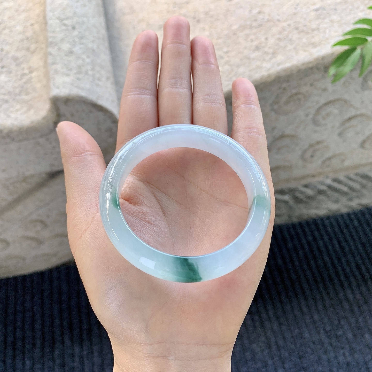 正圈51 52【圈口】52.5/11.4/7.9【编码】C5121219【描述】冰糯飘绿，水润，种老