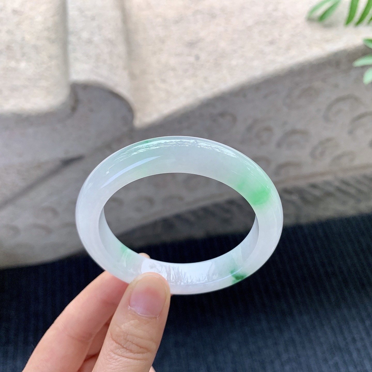 正圈51 52【圈口】52.8/11.5/8.3【编码】C5121415【描述】细糯飘绿，水润，种老，细腻，打灯有纹线