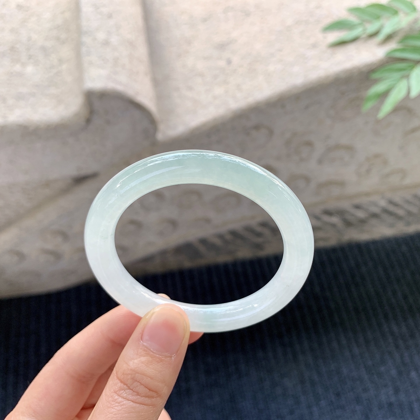 圆条49 50【圈口】50.4/8.5/8.5【编码】GF121302【描述】糯冰底色，水润，种老，细腻，打灯有棉线