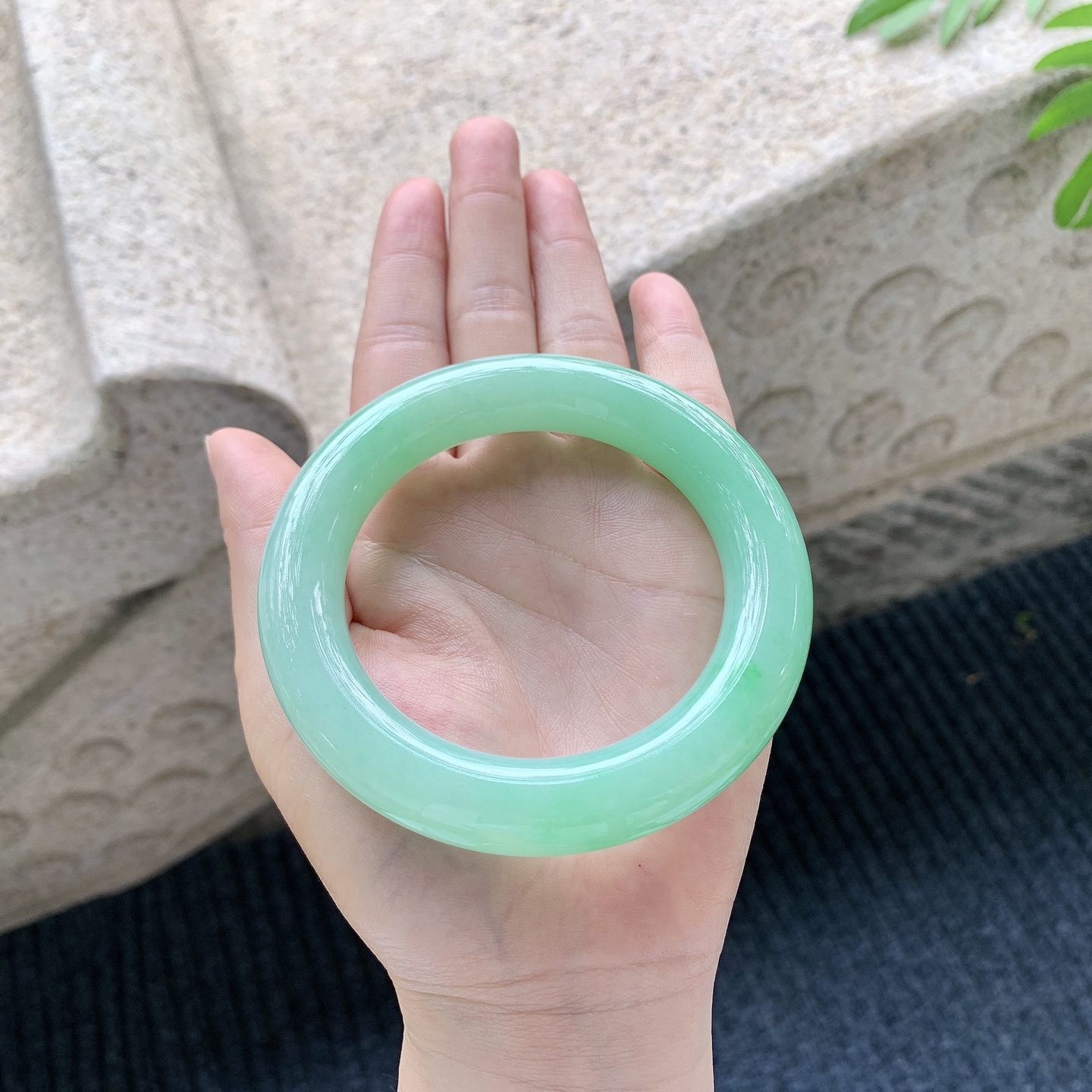 圆条58 59【圈口】58.4/12.8/12.8【编码】GH041543【描述】糯冰满绿，色匀，水润，种老，细腻，无裂纹