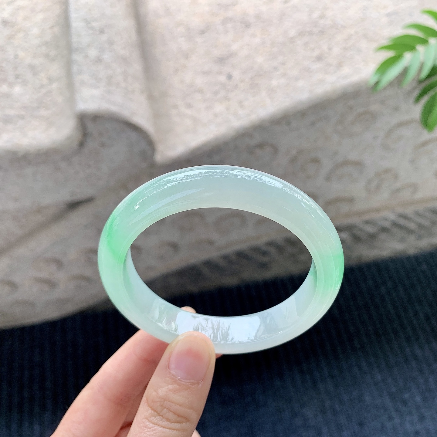 正圈54 55【圈口】55.5/12.1/8.2【编码】BA032014【描述】冰飘绿花，清透，水润，种老，细腻，打灯有絮线