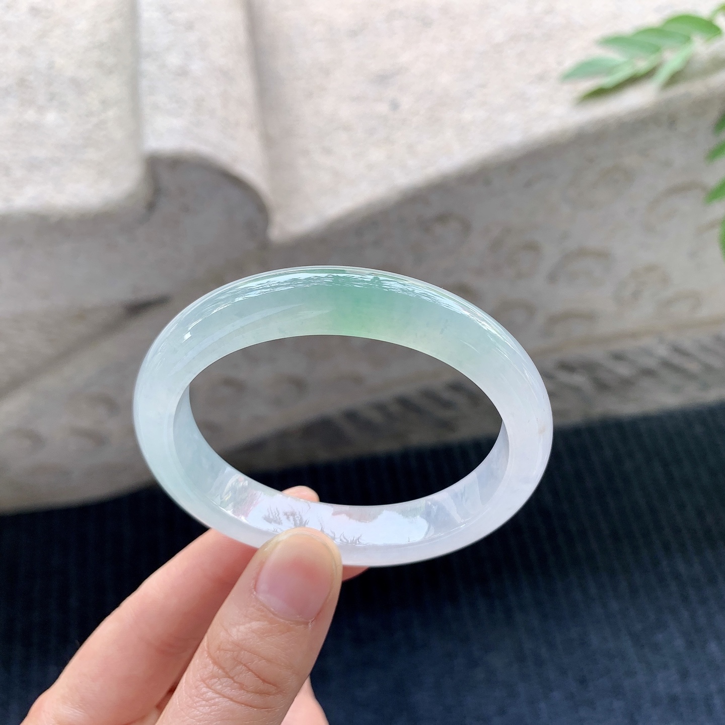 贵妃52 53【圈口】53.7/45.8/11.2/7.6【编码】A1121329【描述】冰糯飘绿，水润，种老，细腻，打灯有絮线