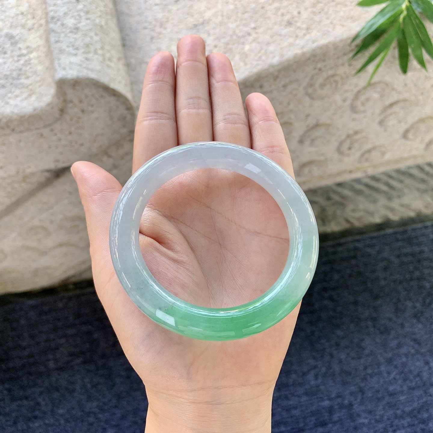 圆条54 55【圈口】55.6/10.7/10.5【编码】B2081065【描述】冰糯春彩，飘绿，水润，种老，细腻，有纹线