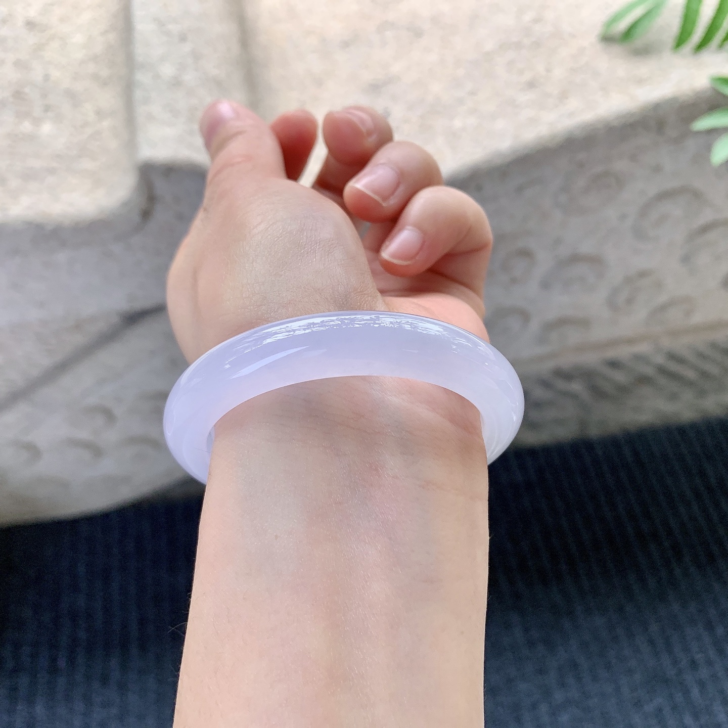 正圈49 50【圈口】50.6/9.7/7.7【编码】B2040372【描述】冰糯粉紫，水润，种老，细腻，有纹絮线