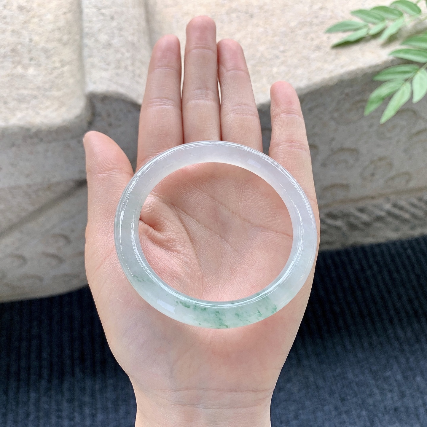 圆条54 55 圈口54.5/8.7/8.2 糯冰飘花，水润，种老，细腻，无裂纹121343