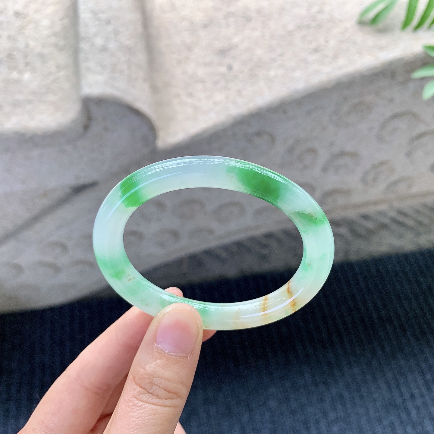 贵妃52 53【圈口】53/45/8.2/8【编码】B2121414【描述】冰糯黄加绿，水润，种老，细腻，打灯有纹线