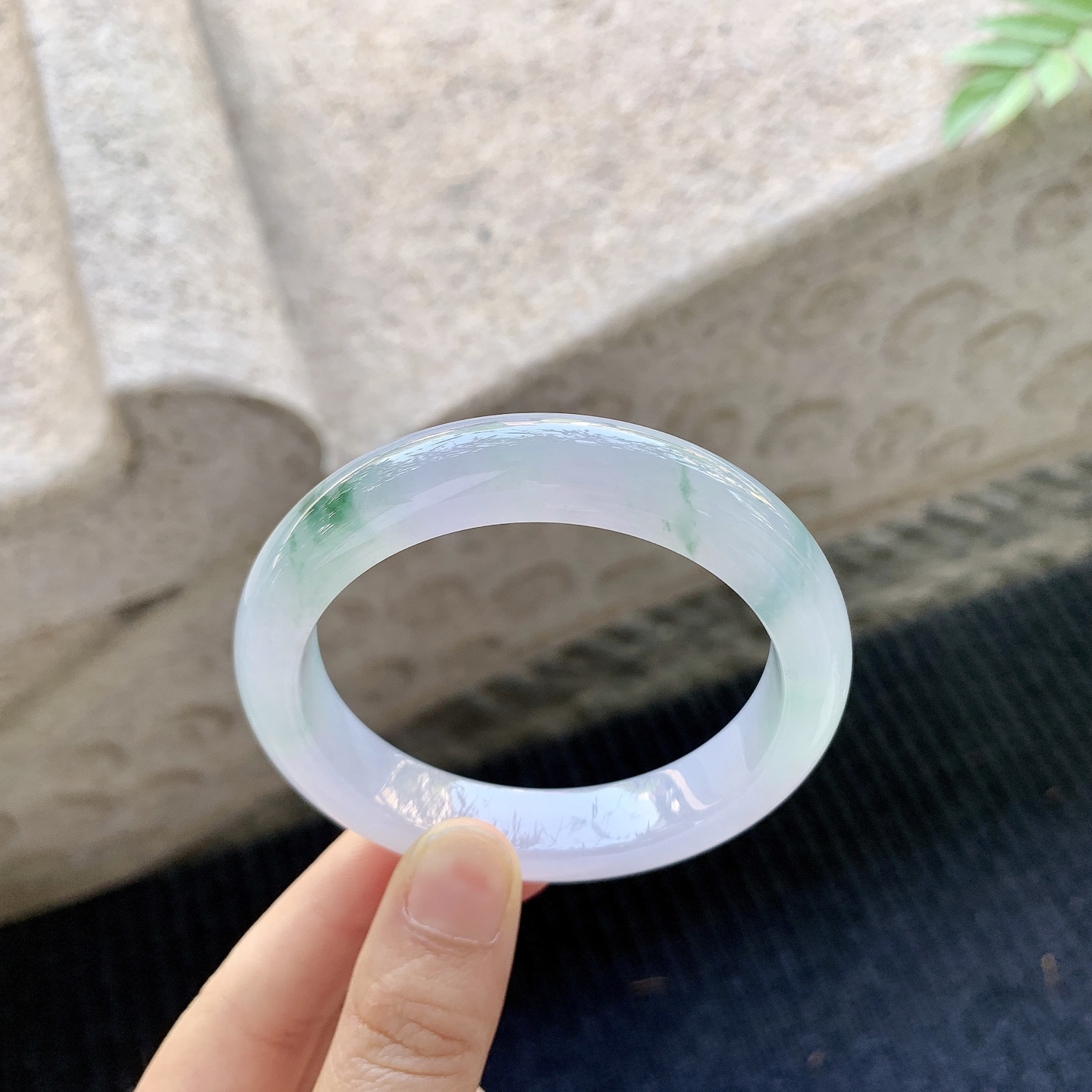 正圈54 55【圈口】54.8/11.8/8.6【编码】H6040242【描述】糯冰淡紫飘花，水润，种老，细腻，内侧有棉线