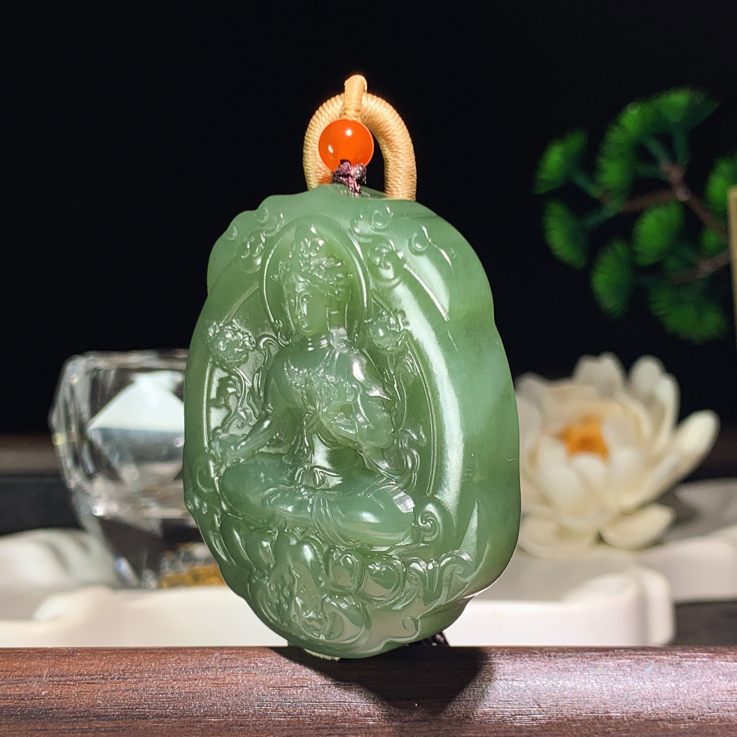 和田玉湖水绿度母菩萨挂件。尺寸53/48/11重61.5克  手推出油。玉质细腻油润。品相大气206413