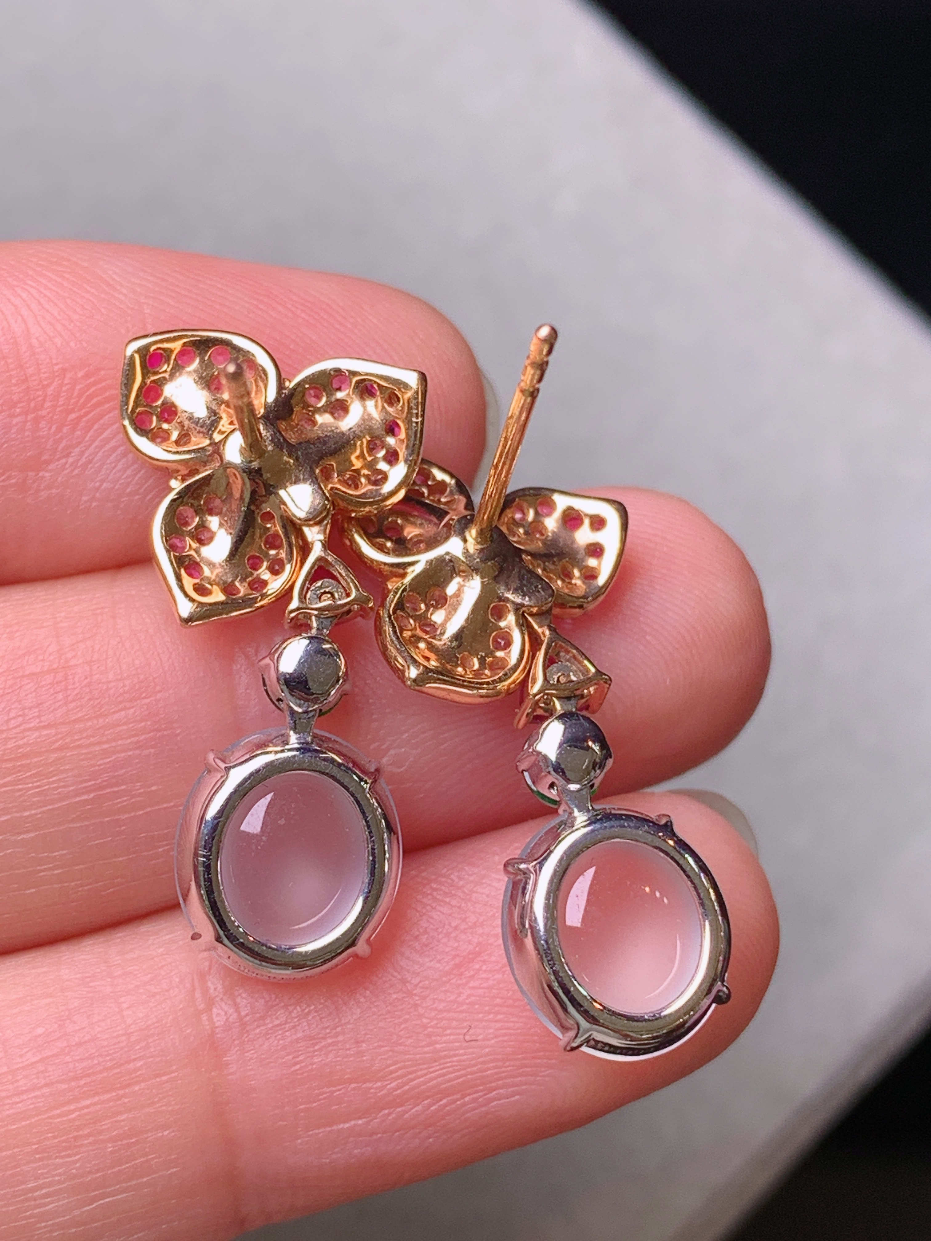 18k金钻镶嵌冰种蛋面耳坠 玉质细腻 水润亮眼 色泽艳丽 整体尺寸28.5*8.5*5.5m5