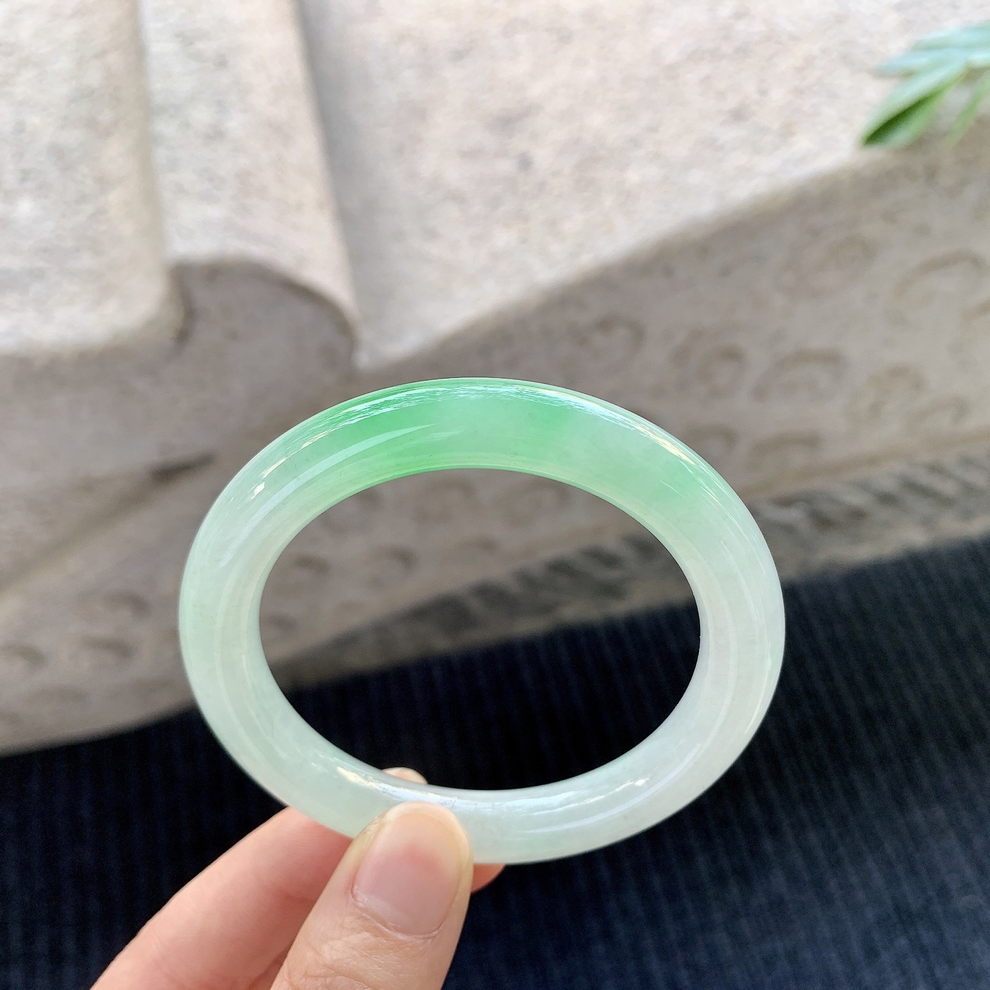 圆条51 52【圈口】52.8/9.2/9.2【编码】YT041069【描述】糯冰飘绿，水润，种老，细腻，有棉纹线