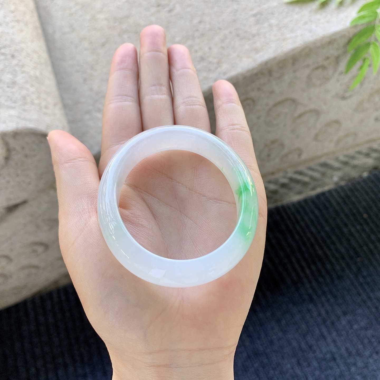 贵妃53 54【圈口】54.3/46.4/12/7.6【编码】C5031366【描述】糯冰飘阳绿，水润，种老，细腻，无裂