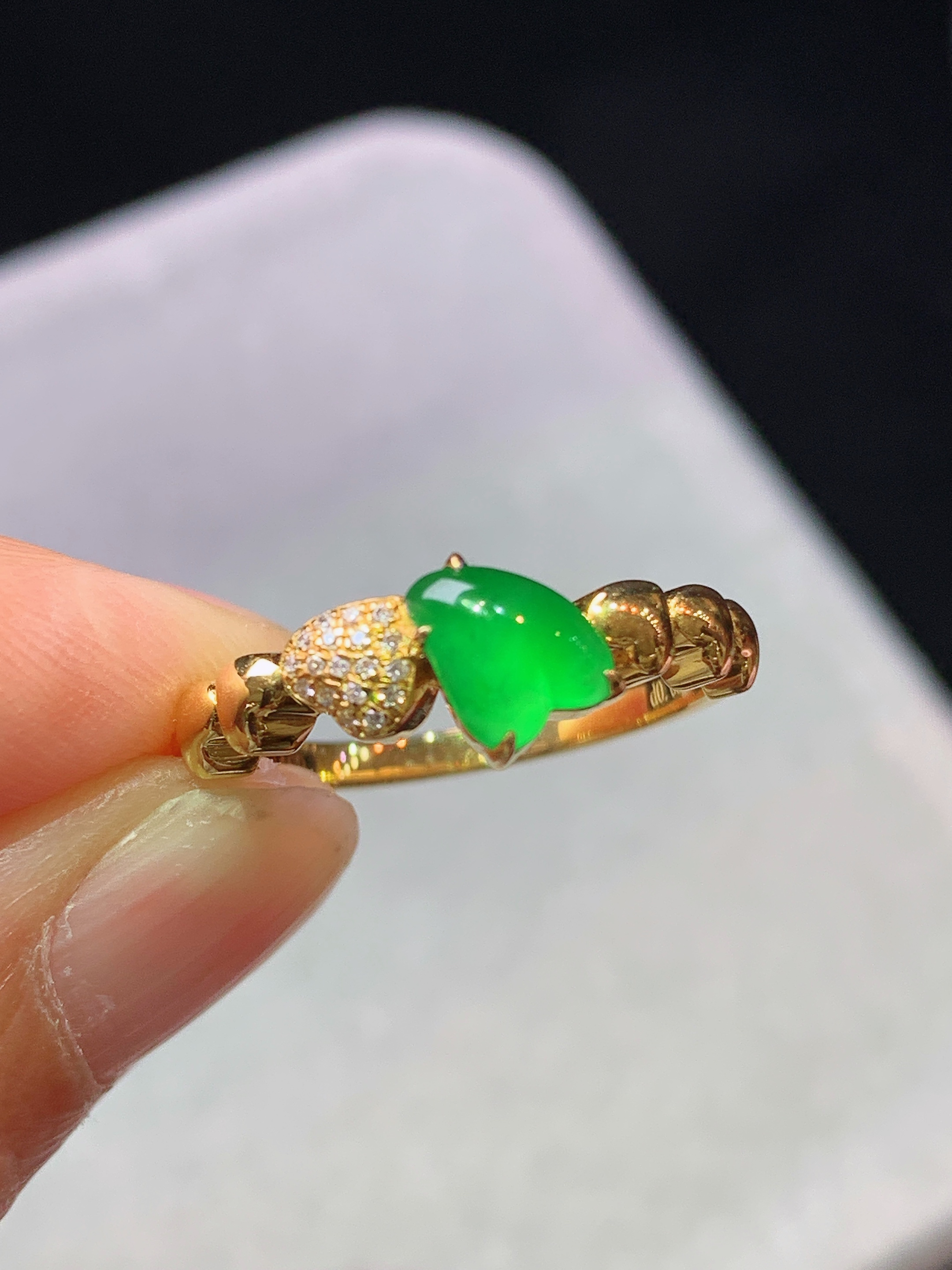 18k金钻镶嵌冰阳绿心形蛋面戒指 玉质细腻 水润亮眼 色泽艳丽 圈口14 裸石尺寸6*7*2.3m5