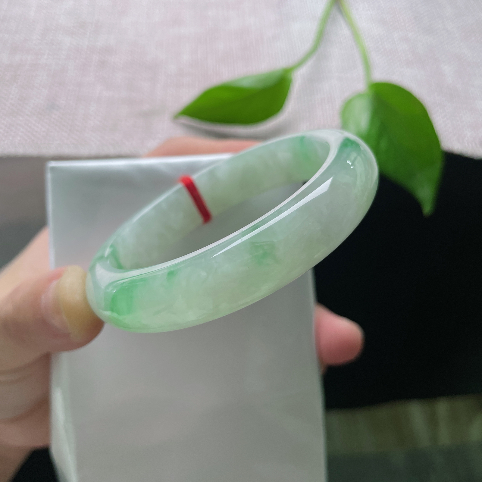 53.8/12.6/8，飘阳绿正圈，种老，晶莹剔透，翠色娇艳欲滴，晶体纹..