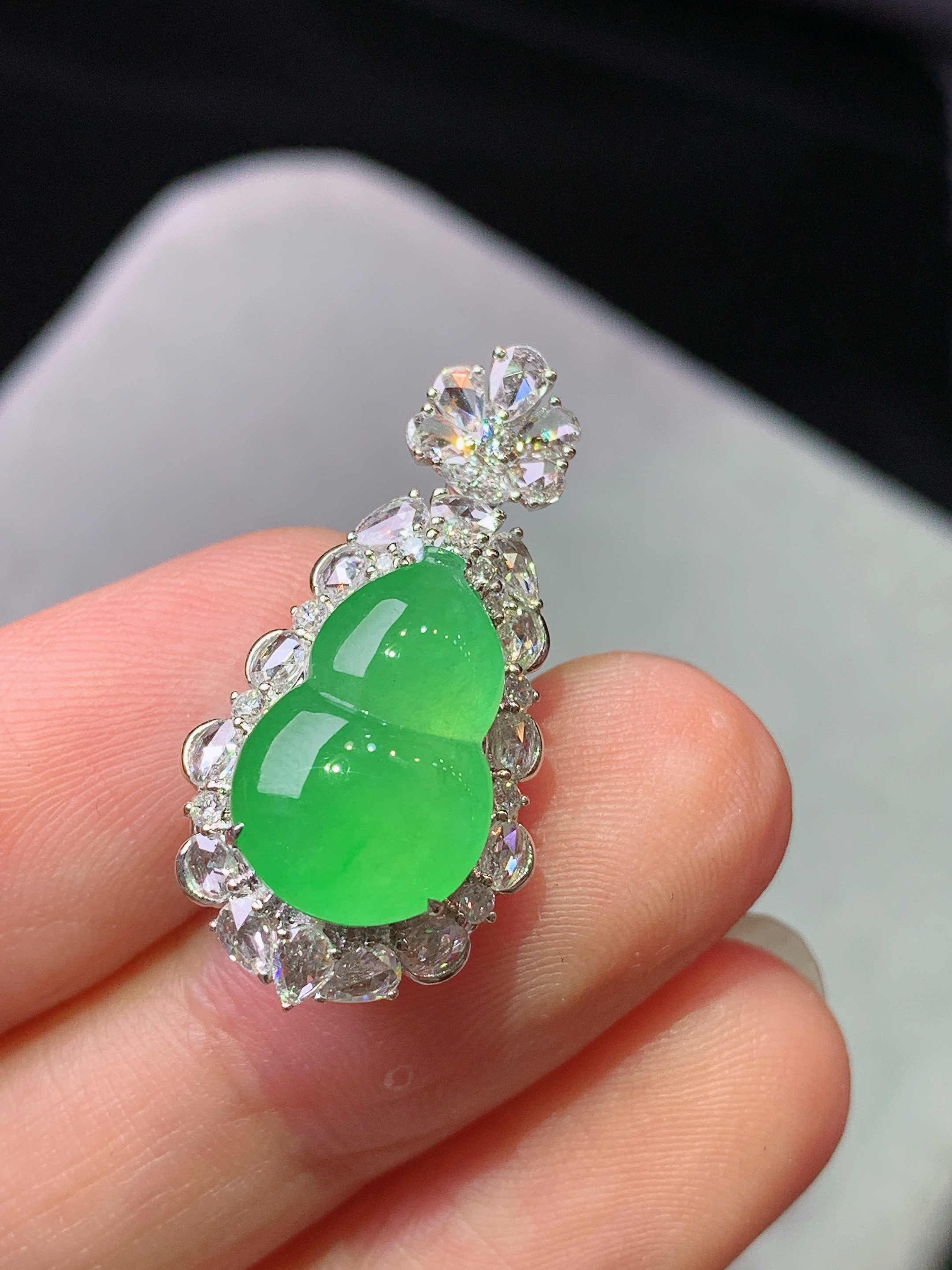 18k金钻镶嵌冰阳绿葫芦吊坠 玉质细腻 水润亮眼 色泽艳丽 整体尺寸27*13.6*10.3k1