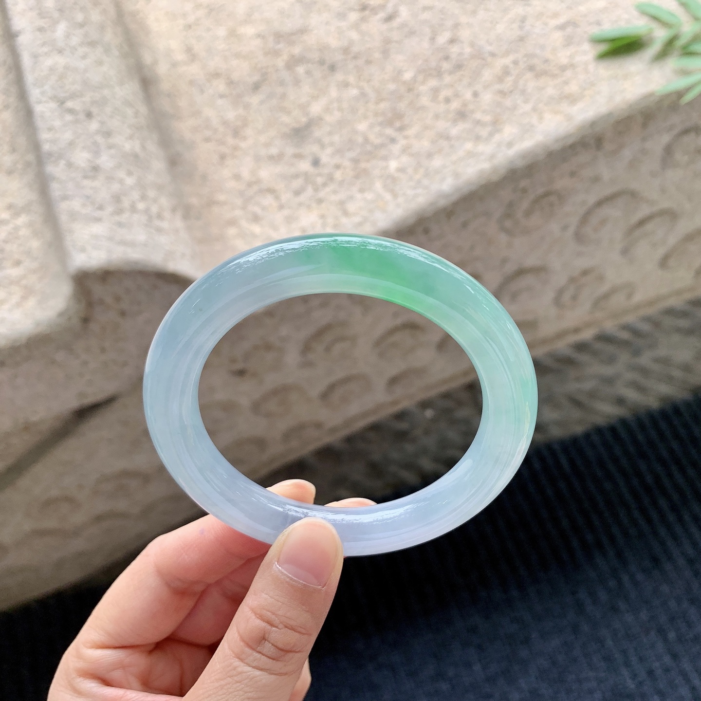 圆条55 56【圈口】56.8/10.7/10.2【编码】B2040815【描述】冰糯春彩，水润，种老，细腻，内侧有絮线