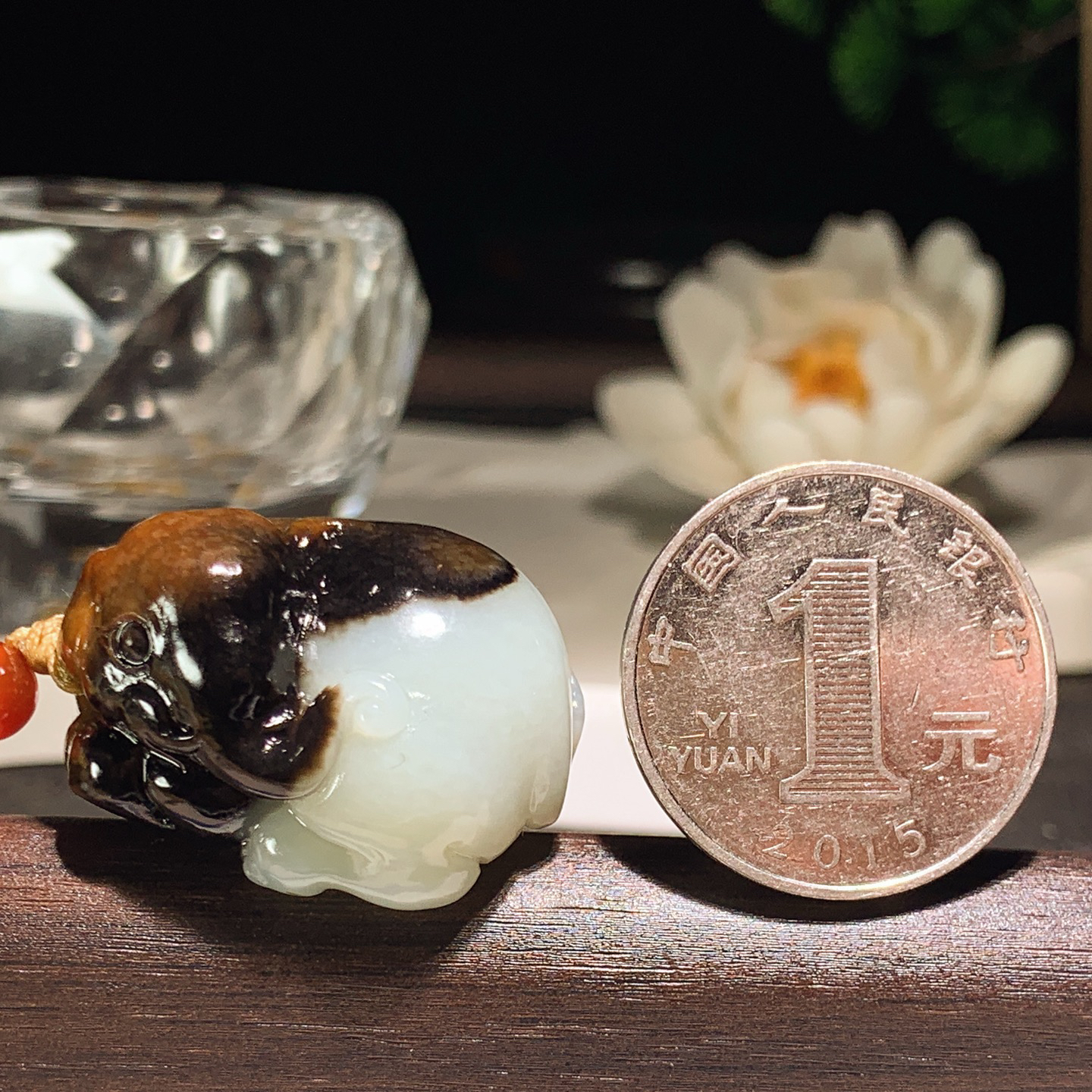 和田玉黑皮俄料大象挂件 尺寸31/23/17重22.8克。玉质细腻油润。手推出油。佩戴高端典雅。lt260413