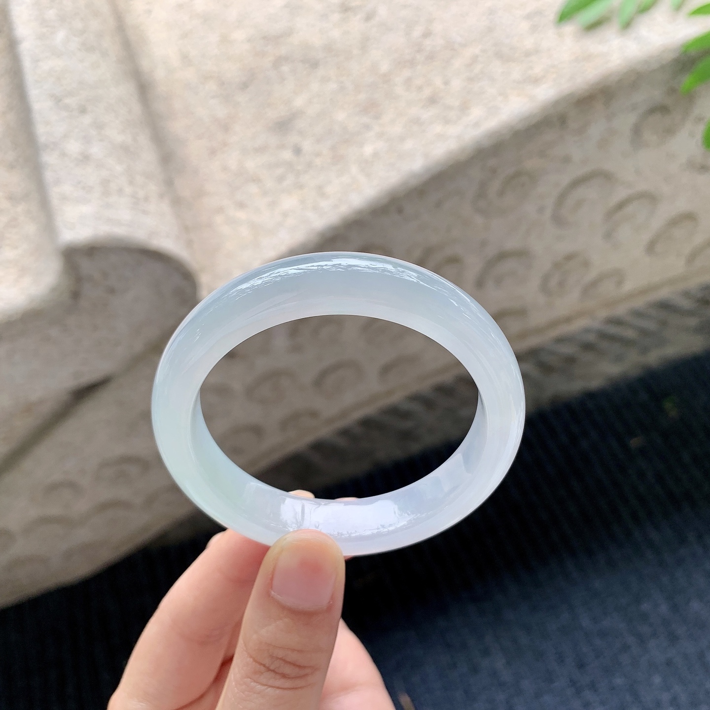 正圈51 52【圈口】52.6/11.5/7.8【编码】A2041502【描述】糯冰底色，水润，种老，细腻，打灯有纹线