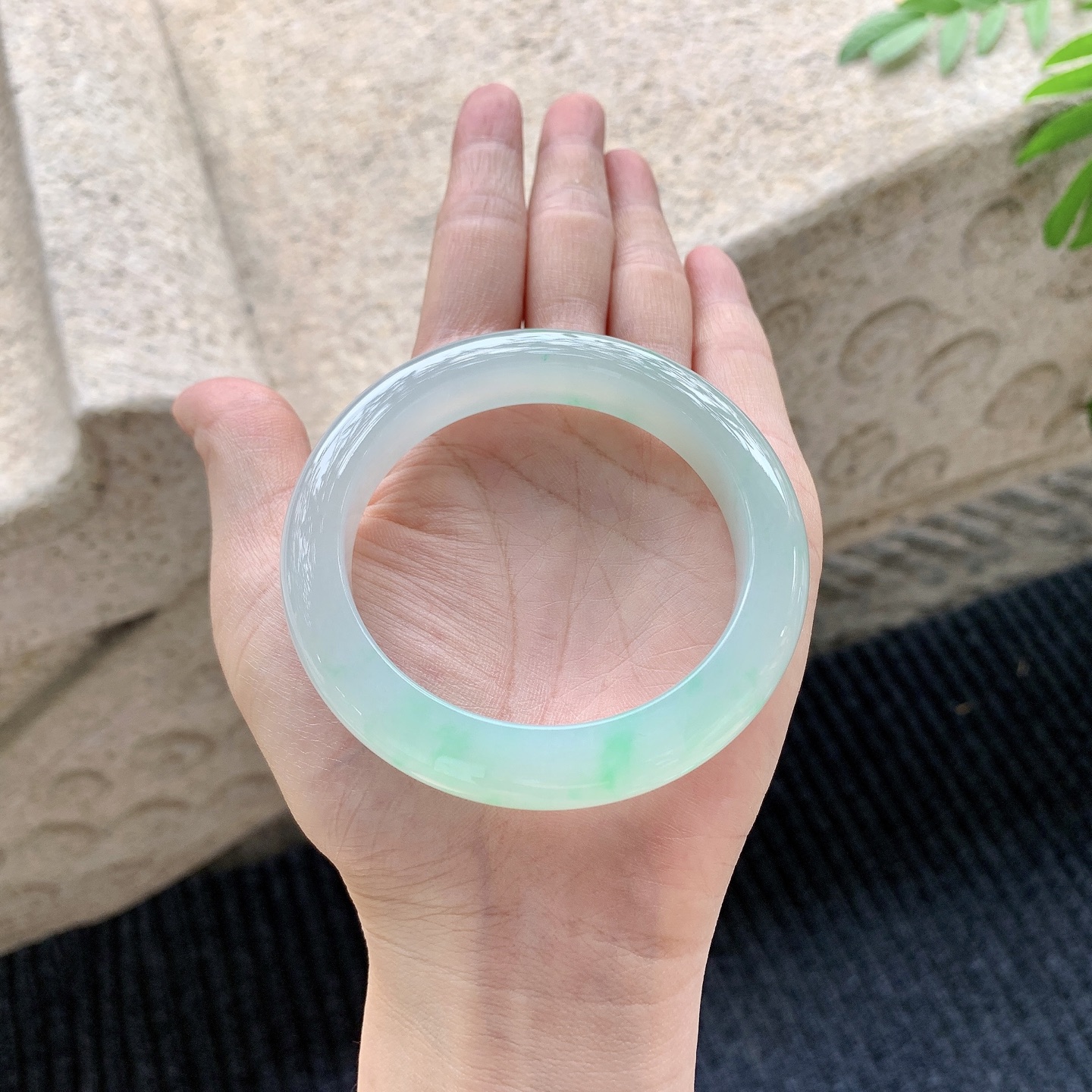 正圈54 55【圈口】55.2/11/9.3【编码】A1041515【描述】冰糯飘绿，水润，种老，细