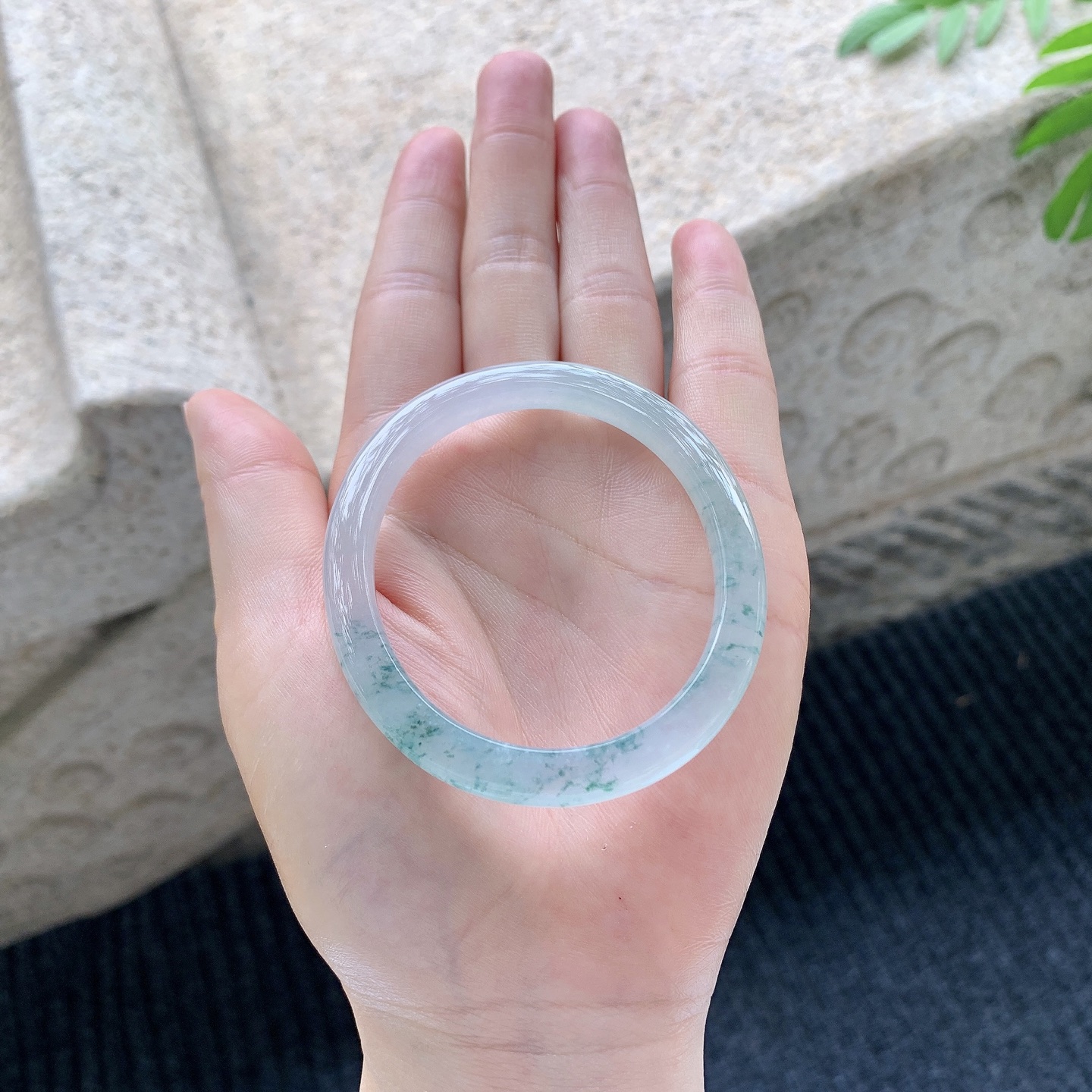 贵妃53 54【圈口】54.1/46.2/6/7【编码】T1041517【描述】冰糯飘花，清透，水润，种老，细腻，无裂