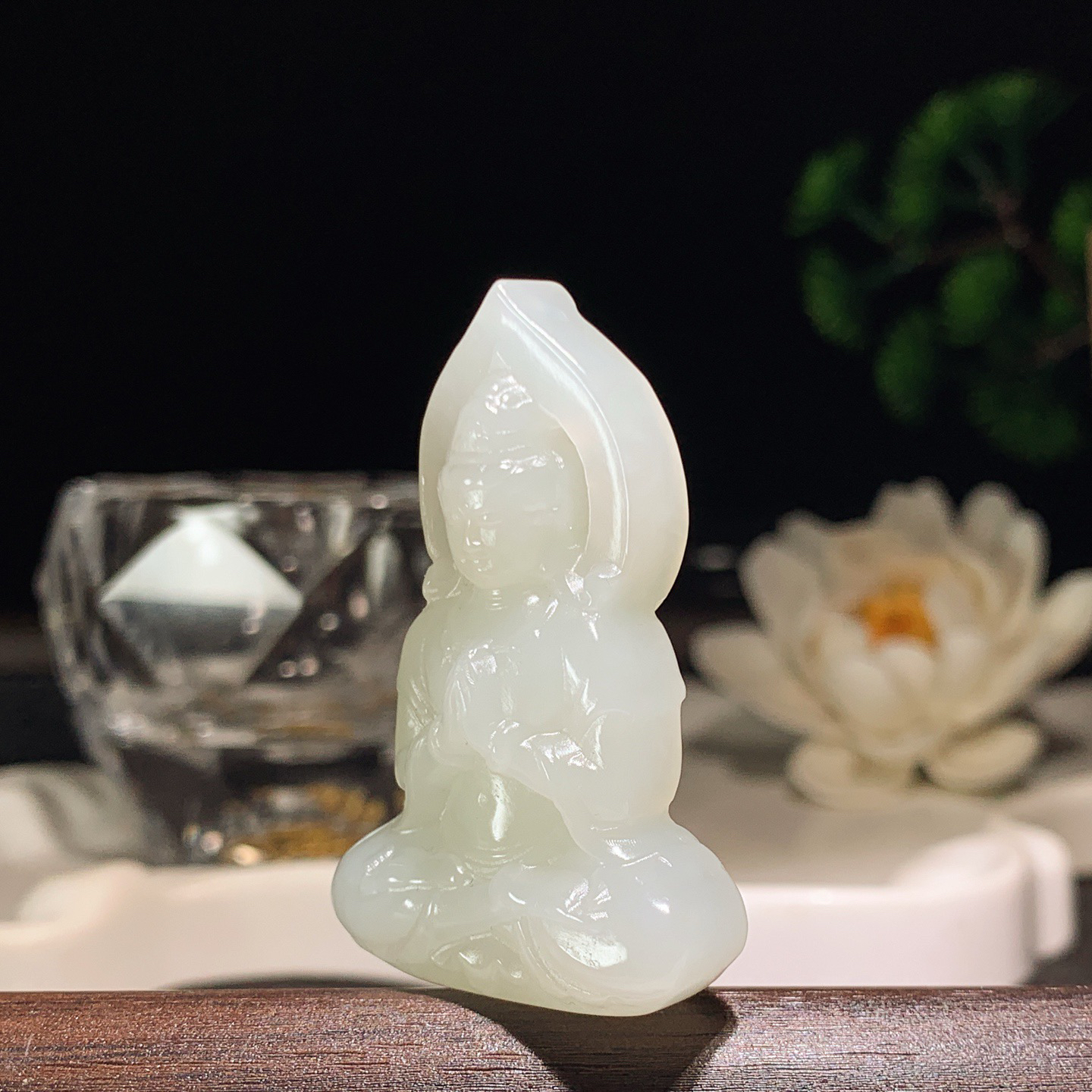 新疆和田玉坐观音挂件。尺寸45/30/12重21克。玉质细腻油润。手推出油。佩戴高端典雅。lt260413