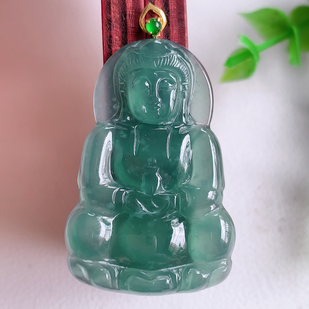 18k金扣蓝冰精雕观音吊坠，法相端庄大气，工艺精湛，种色浓郁，细腻饱满冰润，种老水足，收藏佳品，佩戴大气  W01.13   尺寸：40-26.5-4.3mm