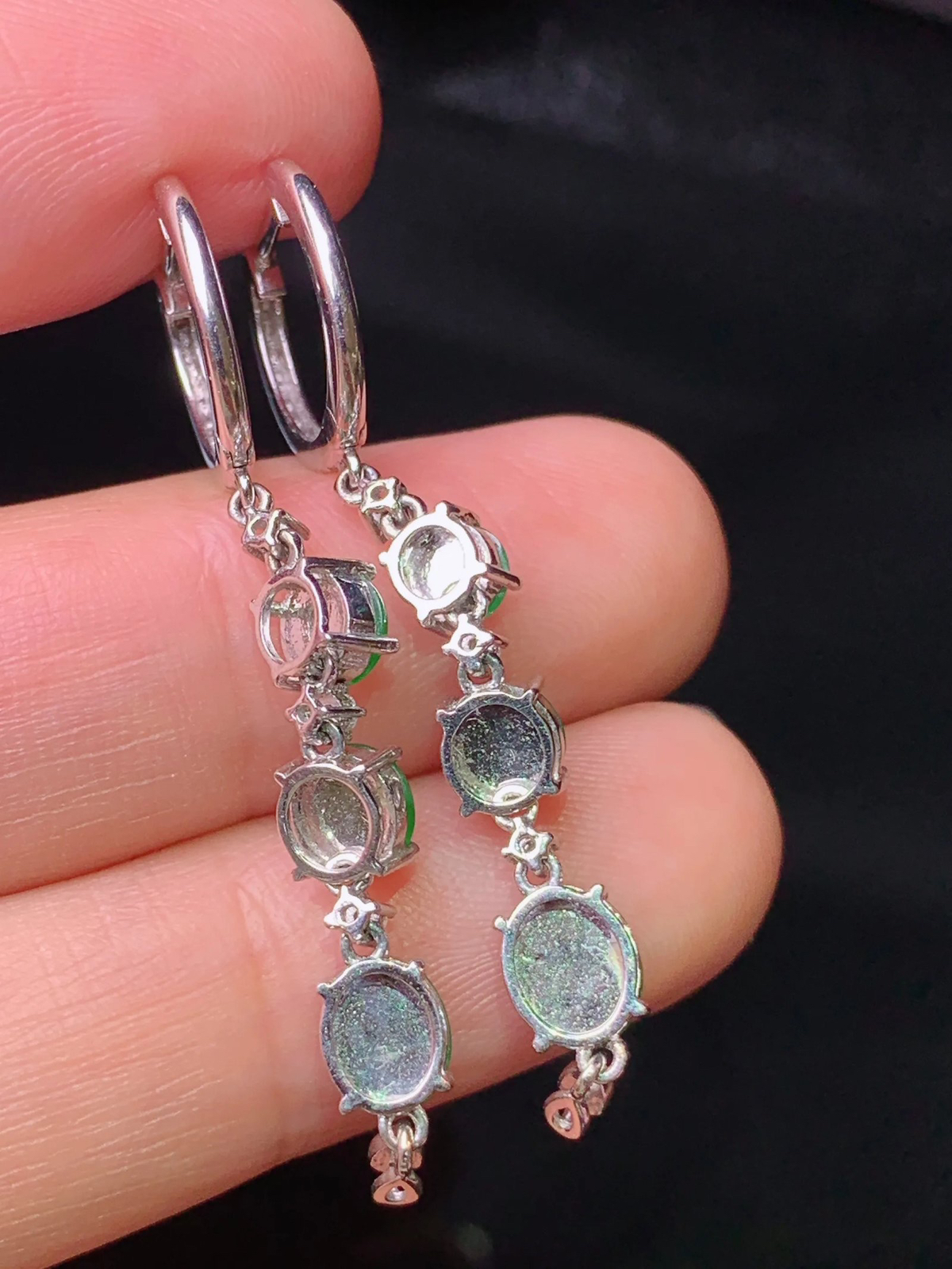 18k金钻镶嵌满绿蛋面耳坠 玉质细腻 水润亮眼 色泽艳丽 整体尺寸43.2*5.3*4 L2