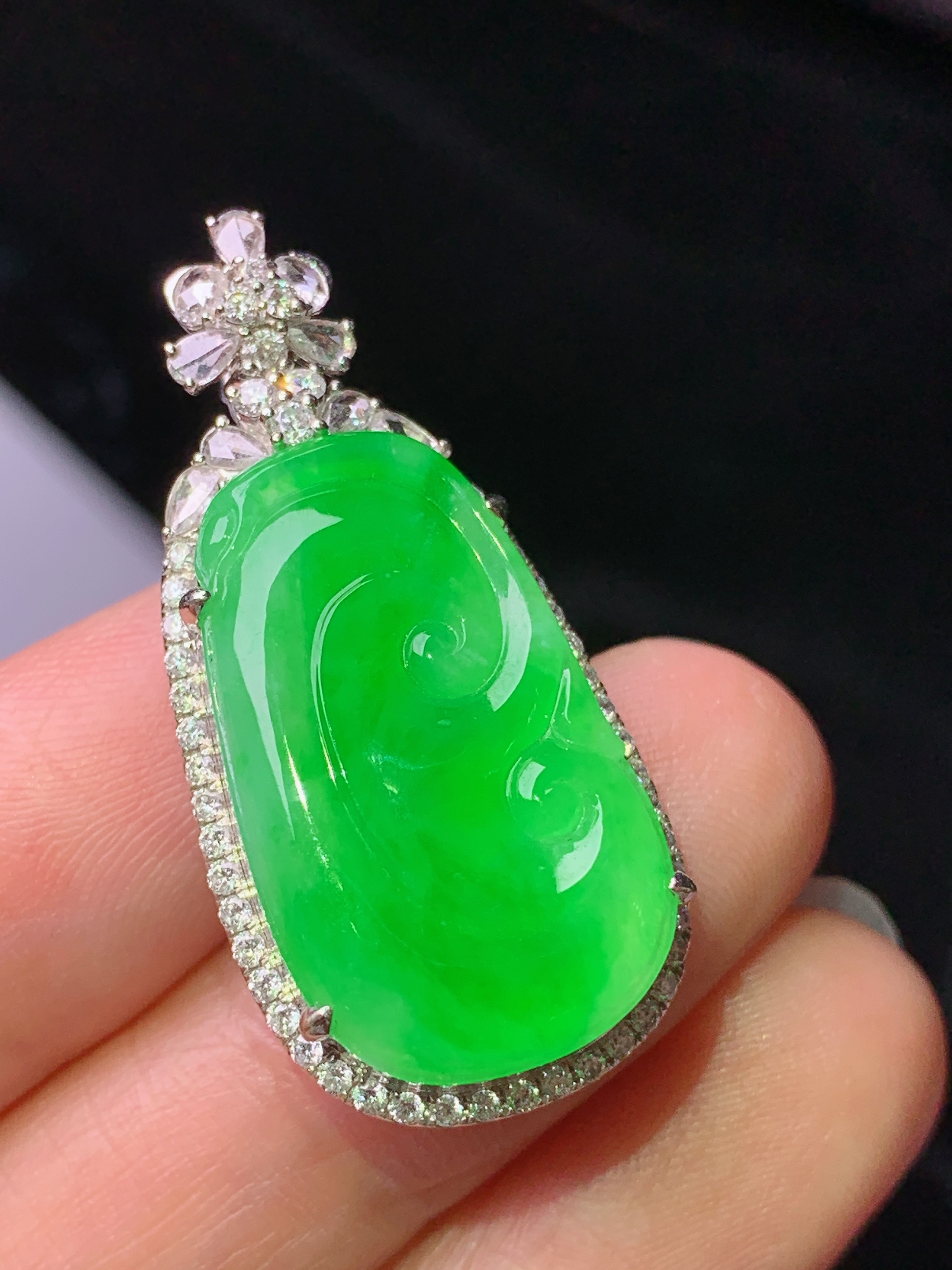 18k金钻镶嵌冰阳绿如意吊坠 玉质细腻 色泽艳丽清新 水润亮眼 整体尺寸34.5*16.3*8.6s