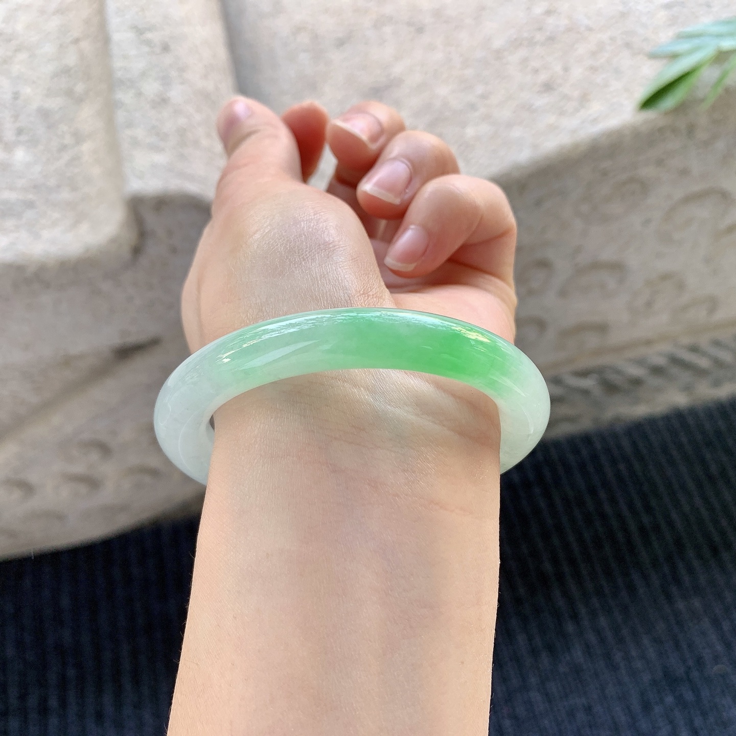 圆条51 52【圈口】52.8/9.2/9.2【编码】YT041069【描述】糯冰飘绿，水润，种老，细腻，有棉纹线