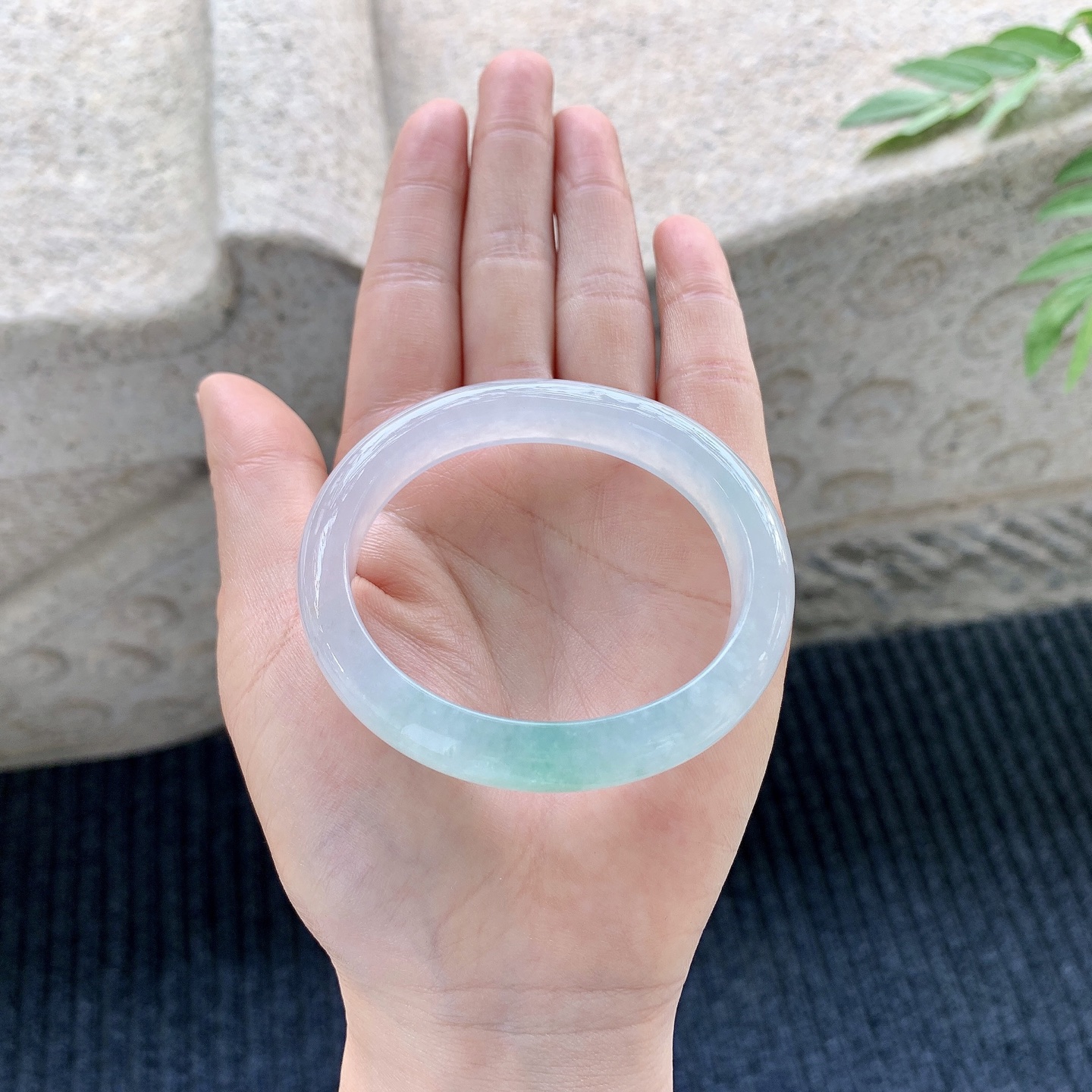 贵妃52 53【圈口】53.7/45.8/11.2/7.6【编码】A1121329【描述】冰糯飘绿，水润，种老，细腻，打灯有絮线