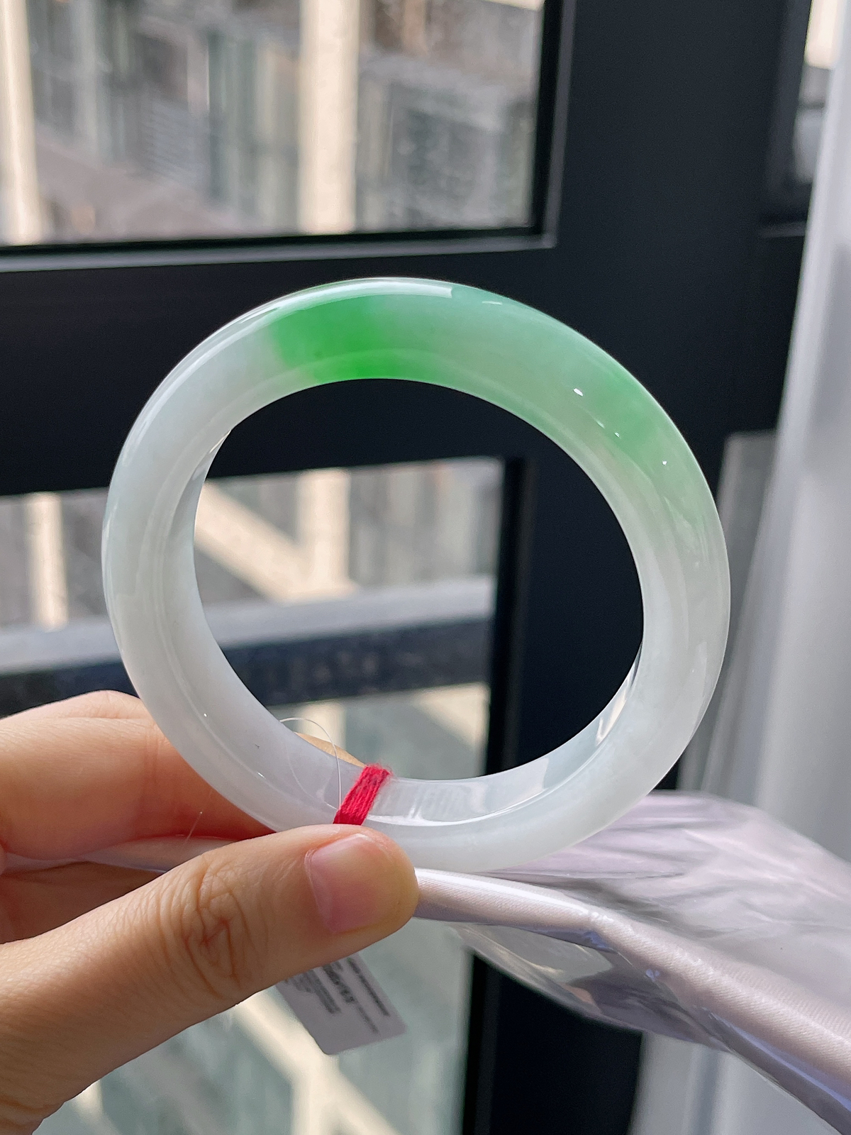 正圈57.5圈口，翡翠冰糯种飘绿手镯