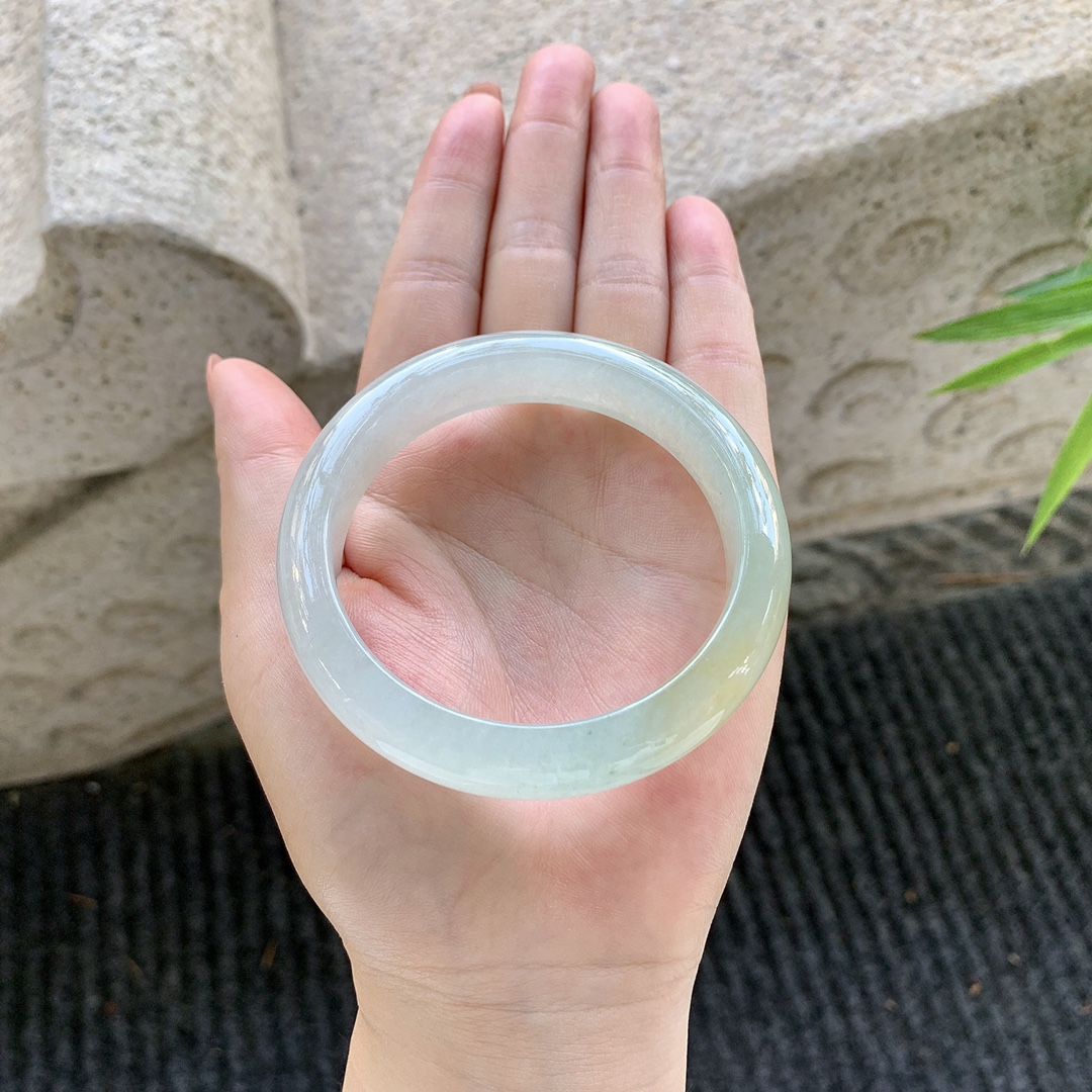 正圈55 56【圈口】56.1/12.4/8.3【编码】A1011675【描述】冰糯飘黄翡，水润，种老，细腻，无裂