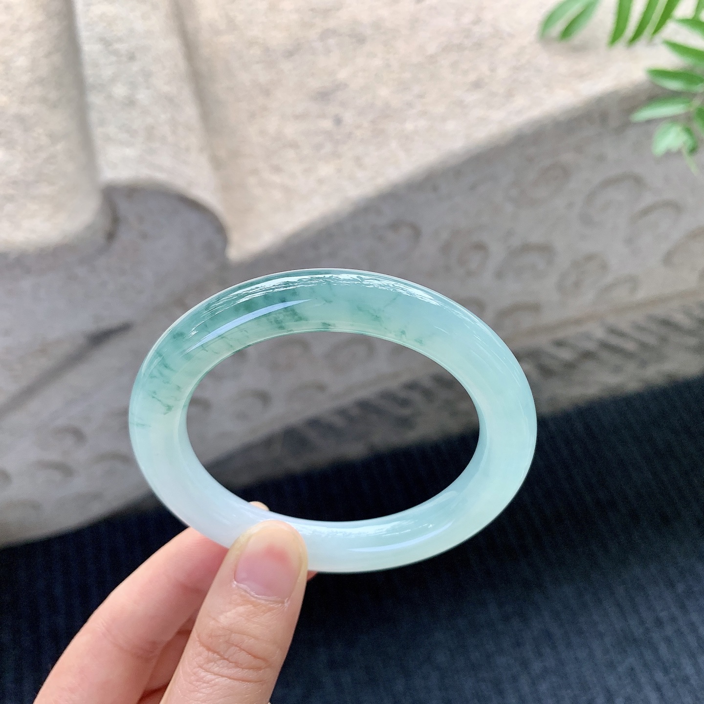 圆条54 55【圈口】55/10/10【编码】HC121426【描述】冰糯晴绿飘花，水润，种老，细腻，无裂纹