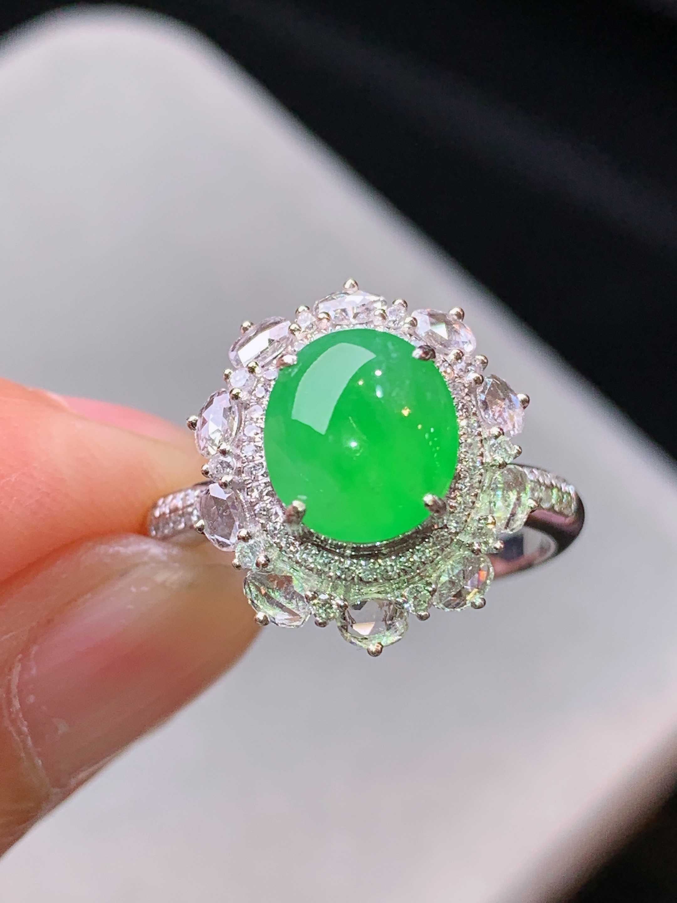 18k金钻镶嵌冰阳绿蛋面戒指 玉质细腻 水润亮眼 色泽艳丽 圈口14 整体尺寸15.8*14*9.8