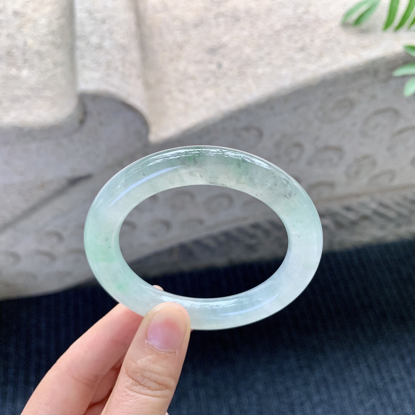 圆条51 52【圈口】52.7/10.2/10【编码】C5121417【描述】冰糯飘花，清透，水润，种老，细腻，打灯有絮线